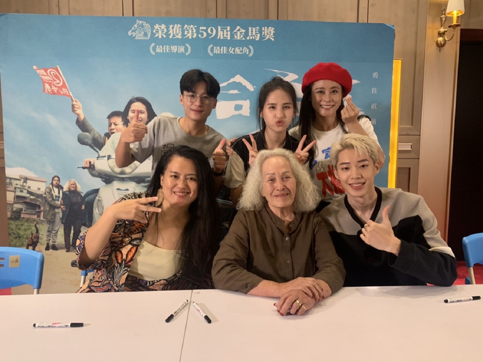 獲金馬女配角獎的林詹珍妹特地從部落下山,會合導演陳潔瑤、演員林亭莉、張祖鈞、辛甘及黃信赫,參加在台中舉辦的簽名見面會。(華映)
