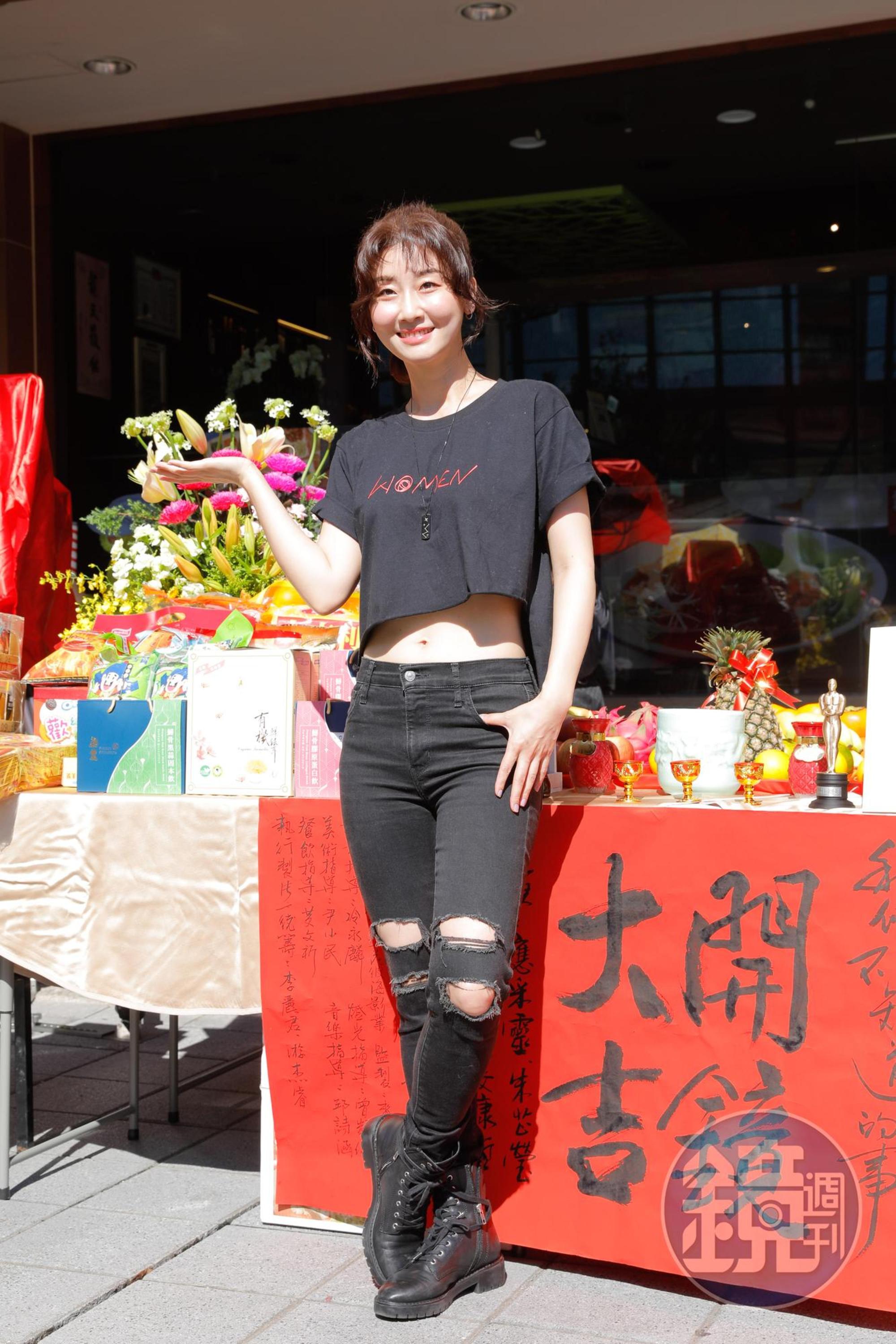 朱芷瑩為戲學彈吉他及廣東話，目前雖未達自彈自唱階段，但已可用4和弦談完一首歌。
