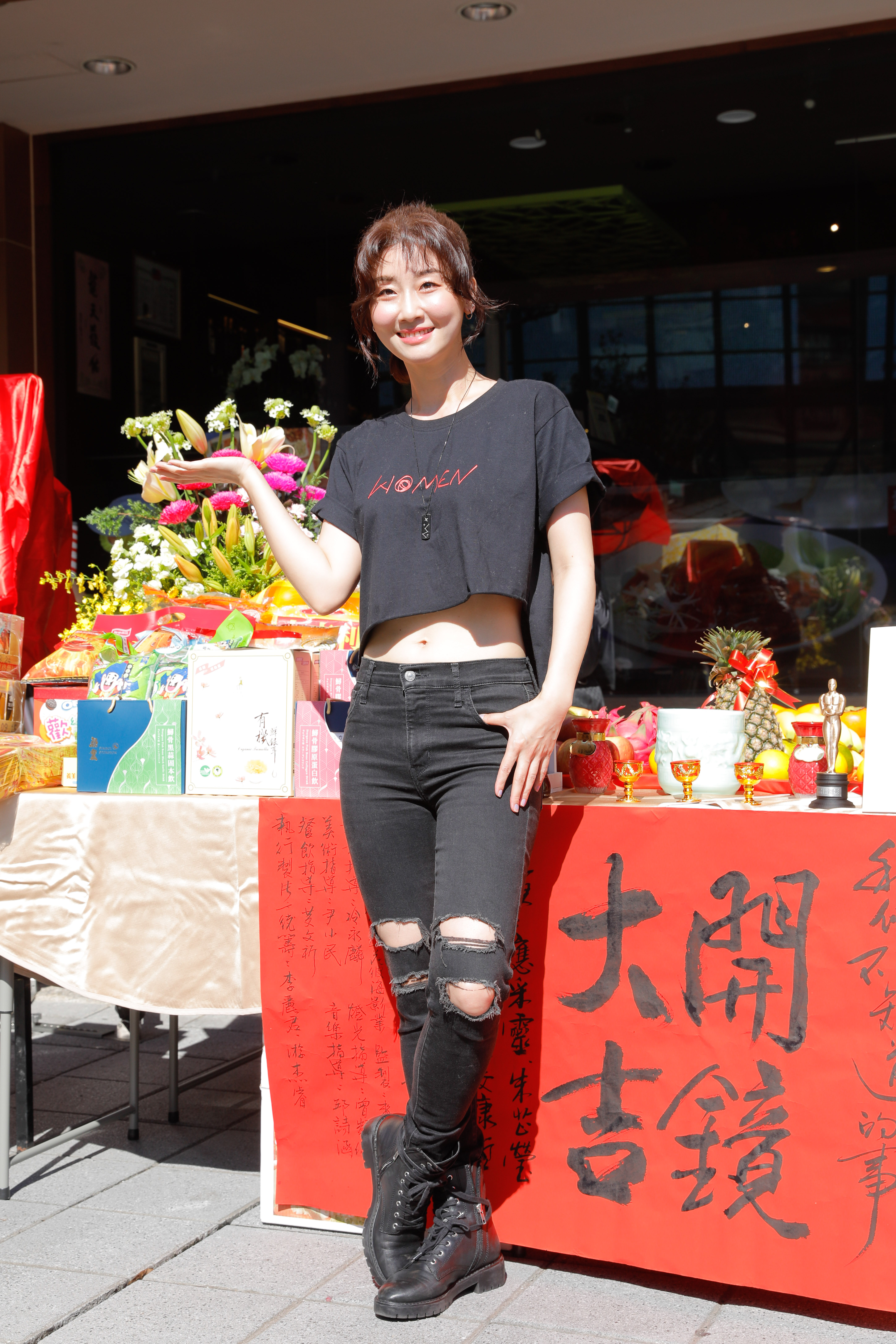 朱芷瑩為戲學彈吉他及廣東話,目前雖未達自彈自唱階段,但已可用4和弦談完一首歌。
