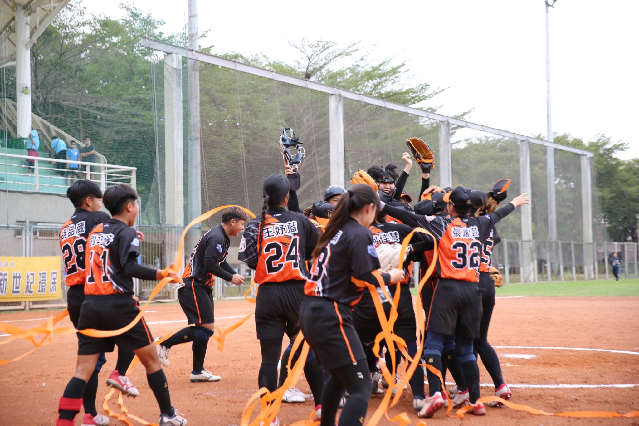 嘉南鷹完成「企業女子壘球」第一次三連霸冠軍，全隊拋下勝利彩帶。