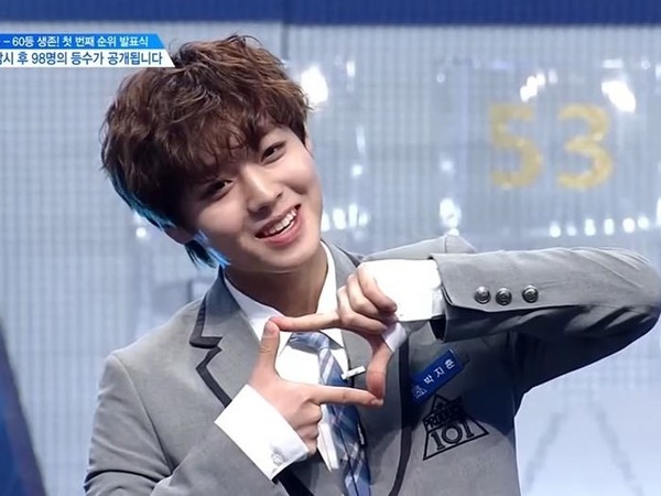 朴志訓曾在選秀綜藝《Produce 101》自創「收藏」手勢,可愛的形象擄獲許多粉絲的心。(網路圖片)