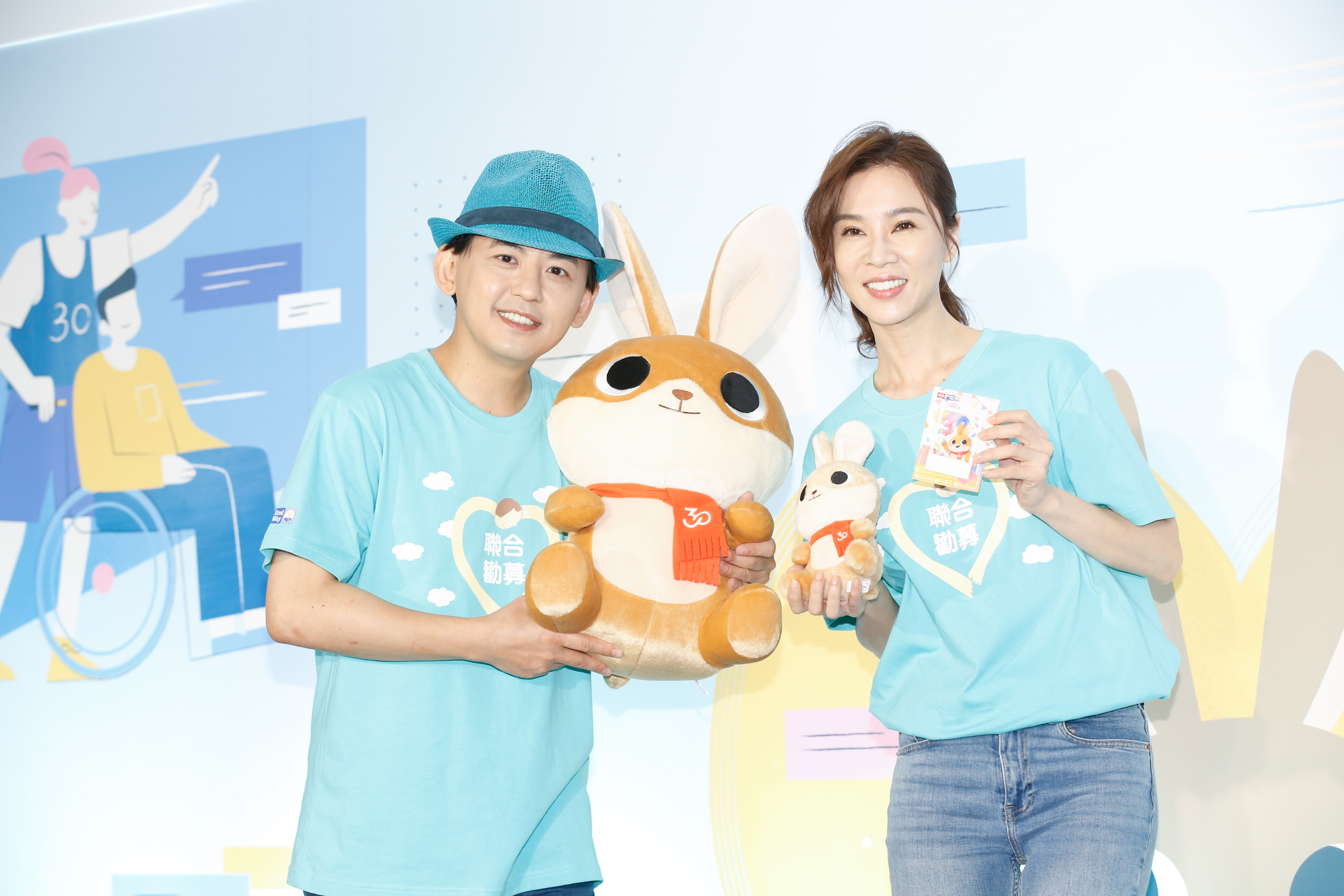 黃子佼帶著自己的公益兔子公仔，PK謝盈萱手上的迷你版，兩人都為勸募的公益活動盡心盡力。