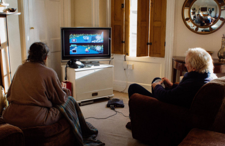 英國一對老夫妻每天早上打電動，約定「輸家要幫贏家泡茶或咖啡」，這習慣維持了十八年。（翻攝Reddit）  