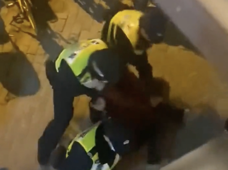 中國各地掀起「白紙革命」抗議潮，其中《BBC》駐上海記者在採訪抗議行動時，遭警方上銬毆打，被拘留數小時才獲釋。（翻攝推特）