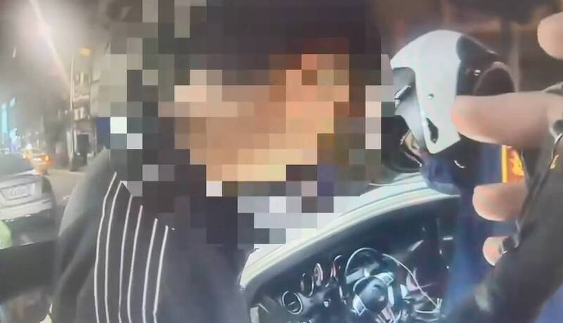 警方將江、陳兩嫌帶回派出所偵訊，江男坦承與女友吵架，開槍洩憤。（警方提供）