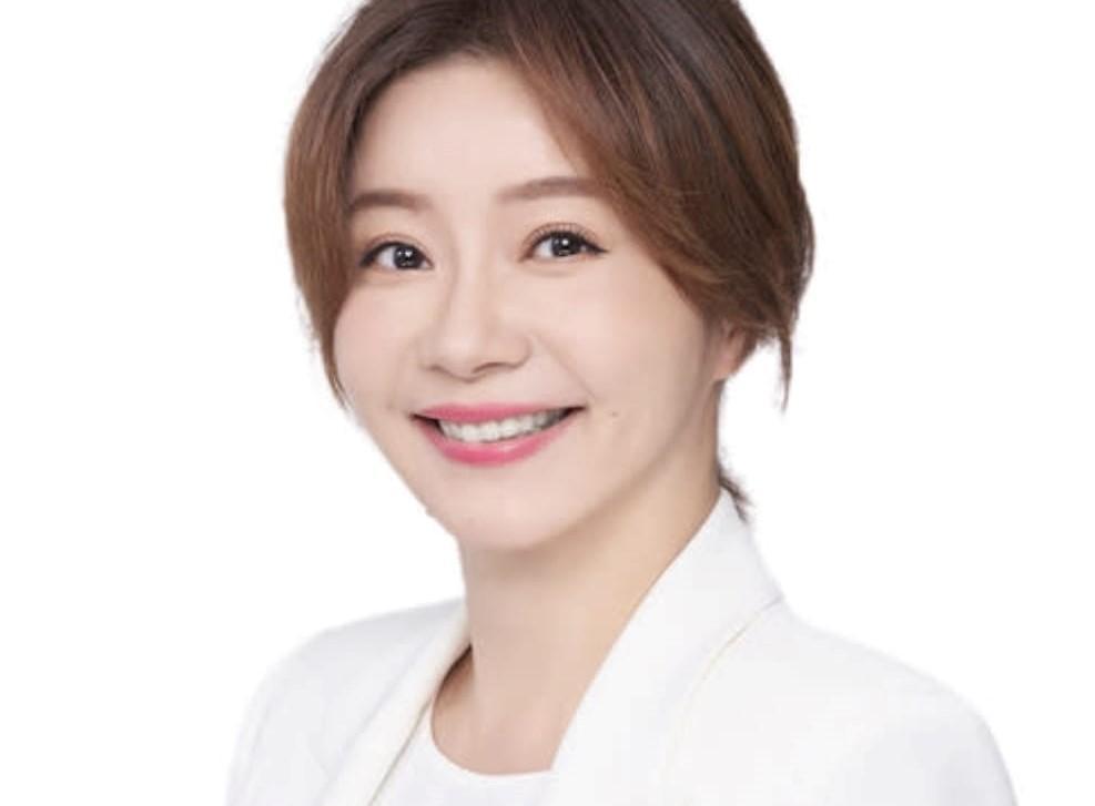 無黨籍參選人張容榕宣布退選還選上花蓮縣富里鄉長,掀起網友高度討論。(翻攝自張容榕臉書)