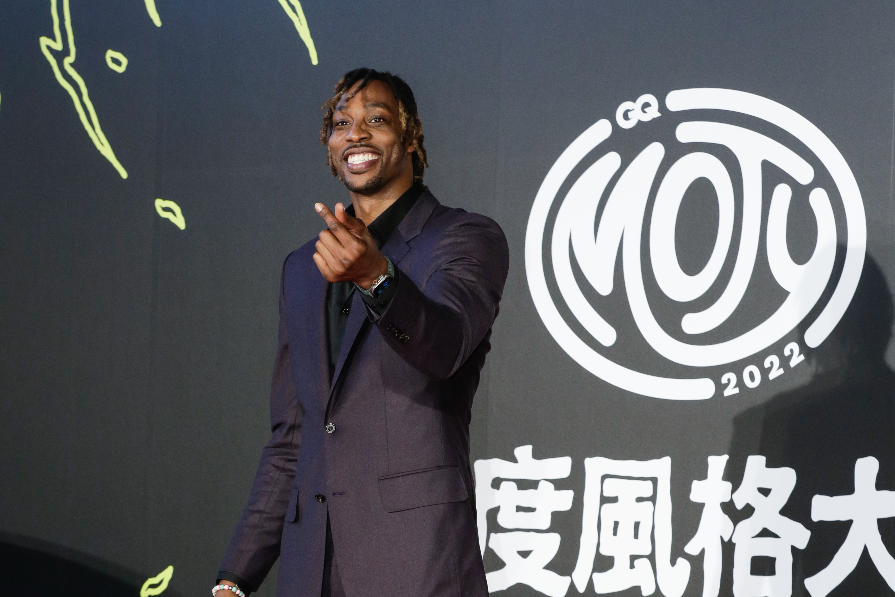 霍華德展示新學會的「手指小愛心」，但看起來像是在數錢。（誤）