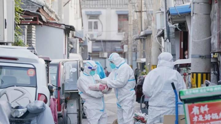 中國各地仍堅持清零政策，引起民怨。（翻攝《北京日報》）