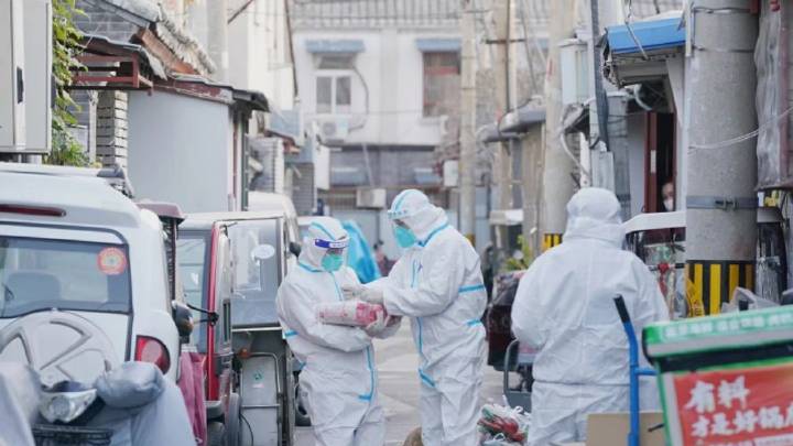 中國各地仍堅持清零政策，引起民怨。（翻攝《北京日報》）