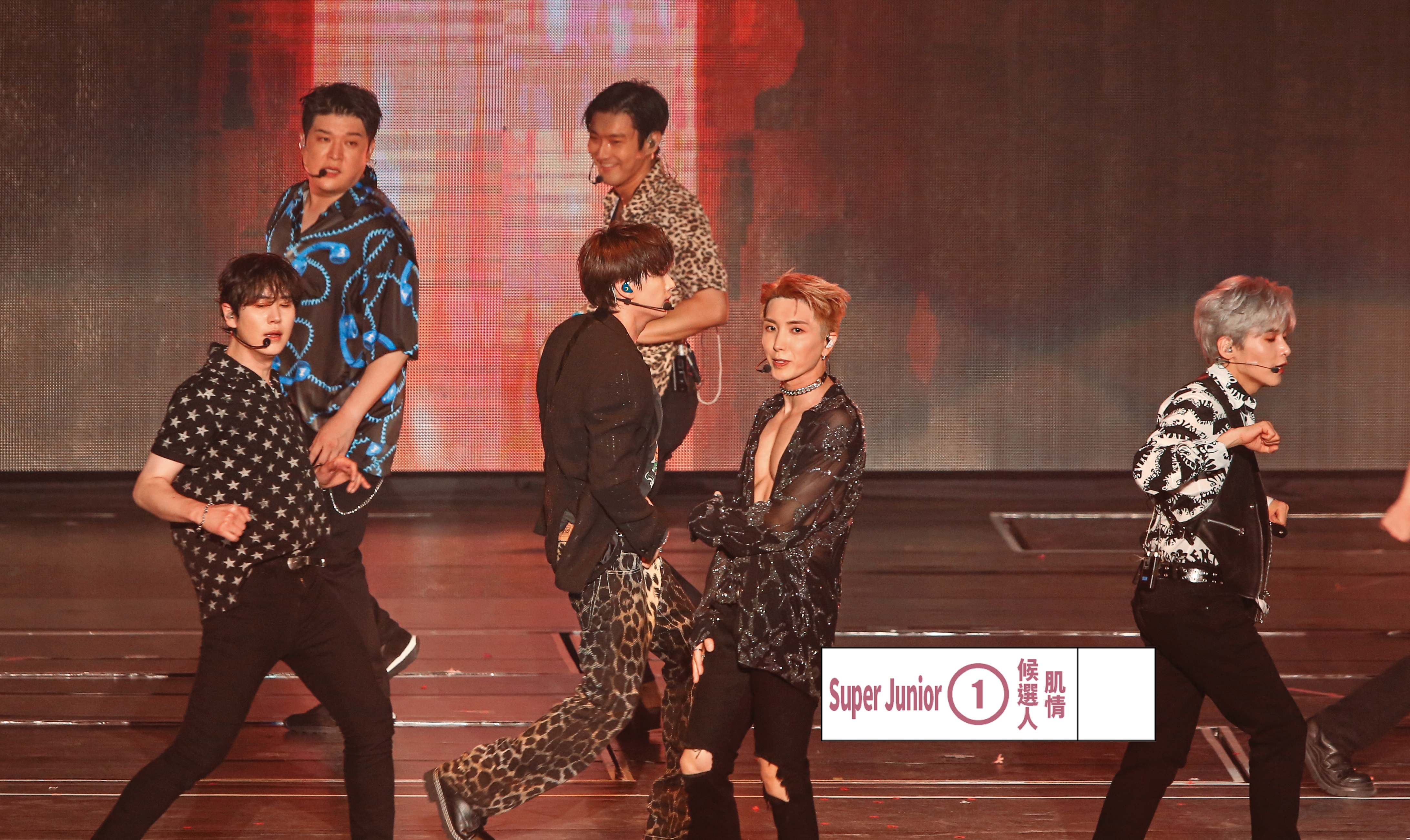 Super Junior熱歌勁舞，隊長利特（右二）不忘給粉絲福利，脫衣送胸肌。