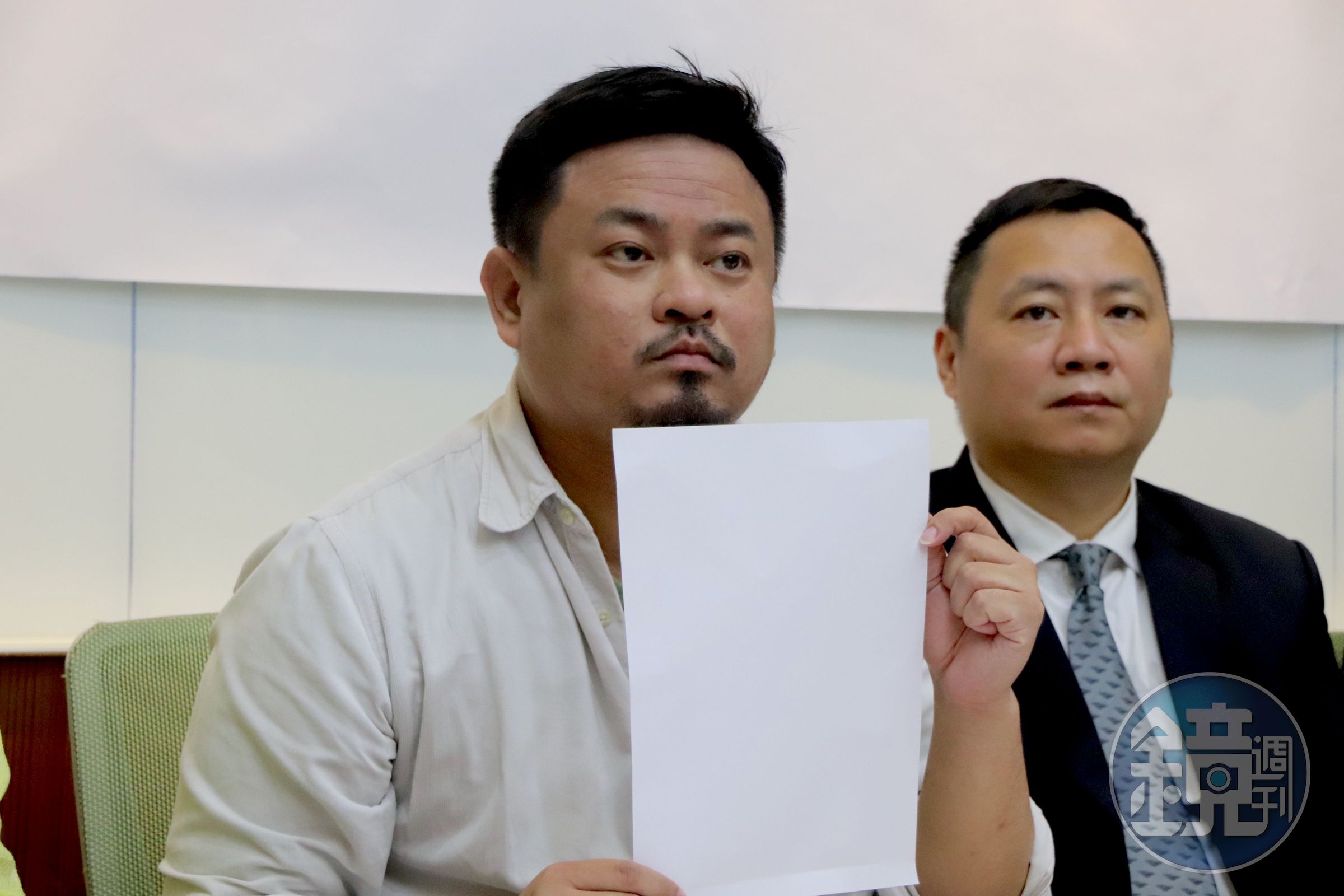立委洪申翰（左）與中國民運人士王丹（右）等人今共同召開記者會，聲援中國白紙革命的抗議人士。（洪申翰辦公室提供）