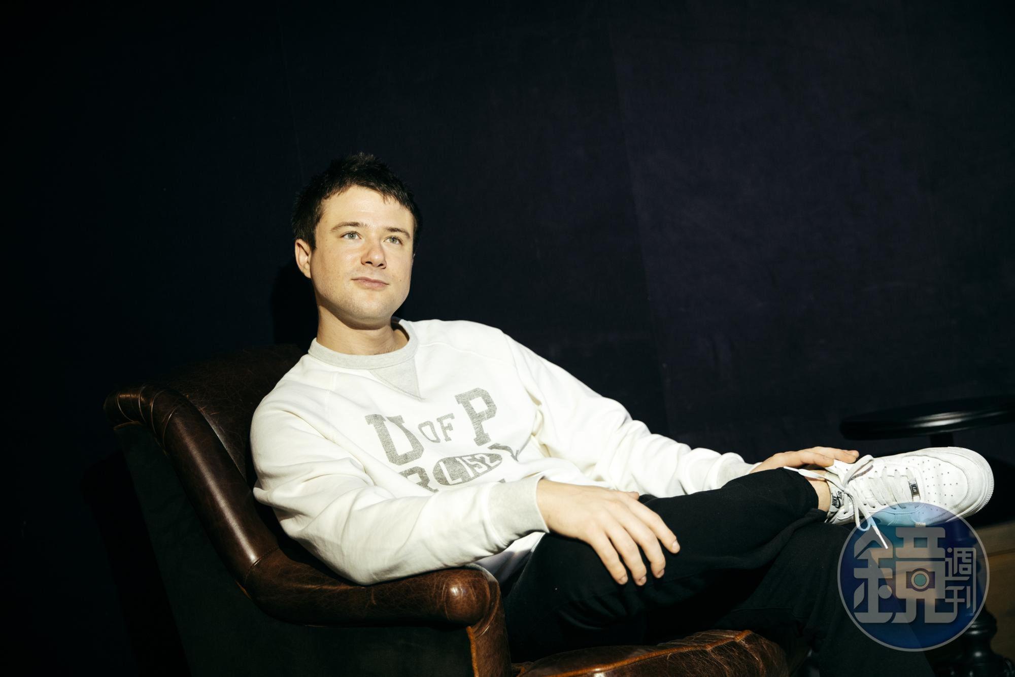 艾力克班傑明(Alec Benjamin)擅長將日常的經歷與感受寫成歌曲,曾學過中文的他更主動開始填中文詞推中文版。