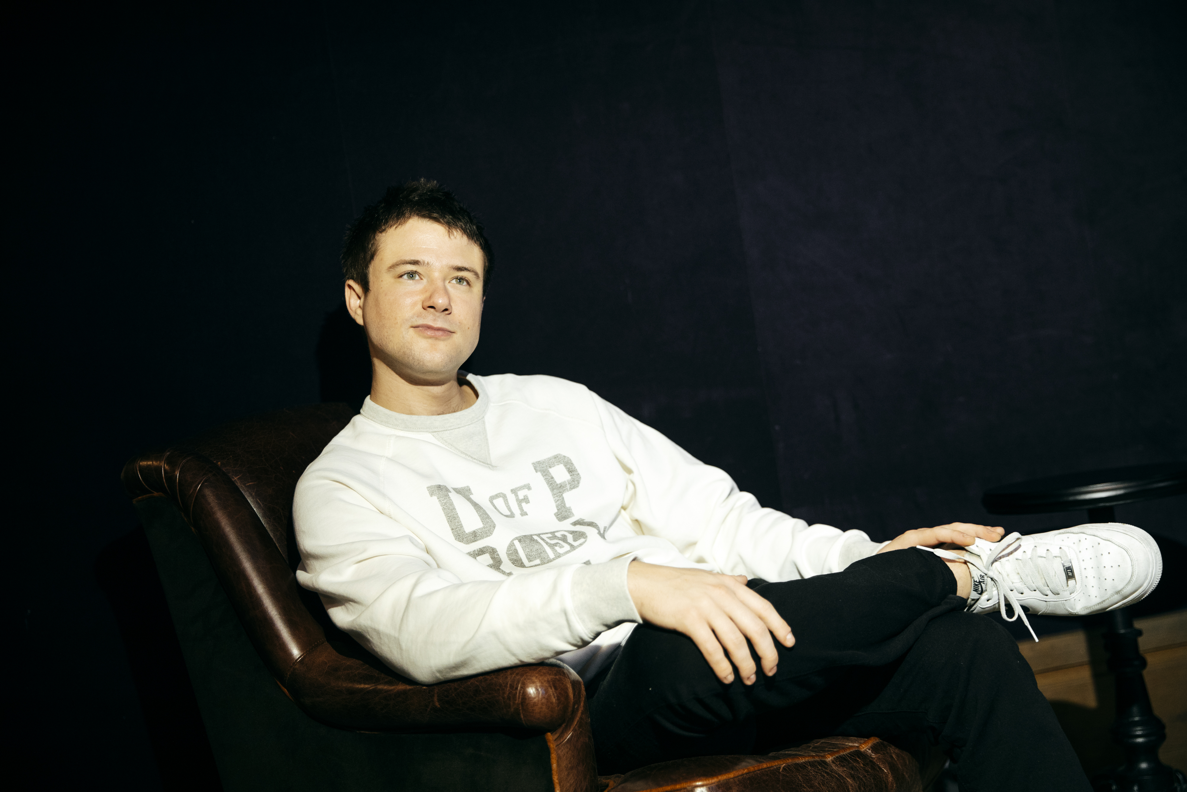 艾力克班傑明（Alec Benjamin）擅長將日常的經歷與感受寫成歌曲，曾學過中文的他更主動開始填中文詞推中文版。