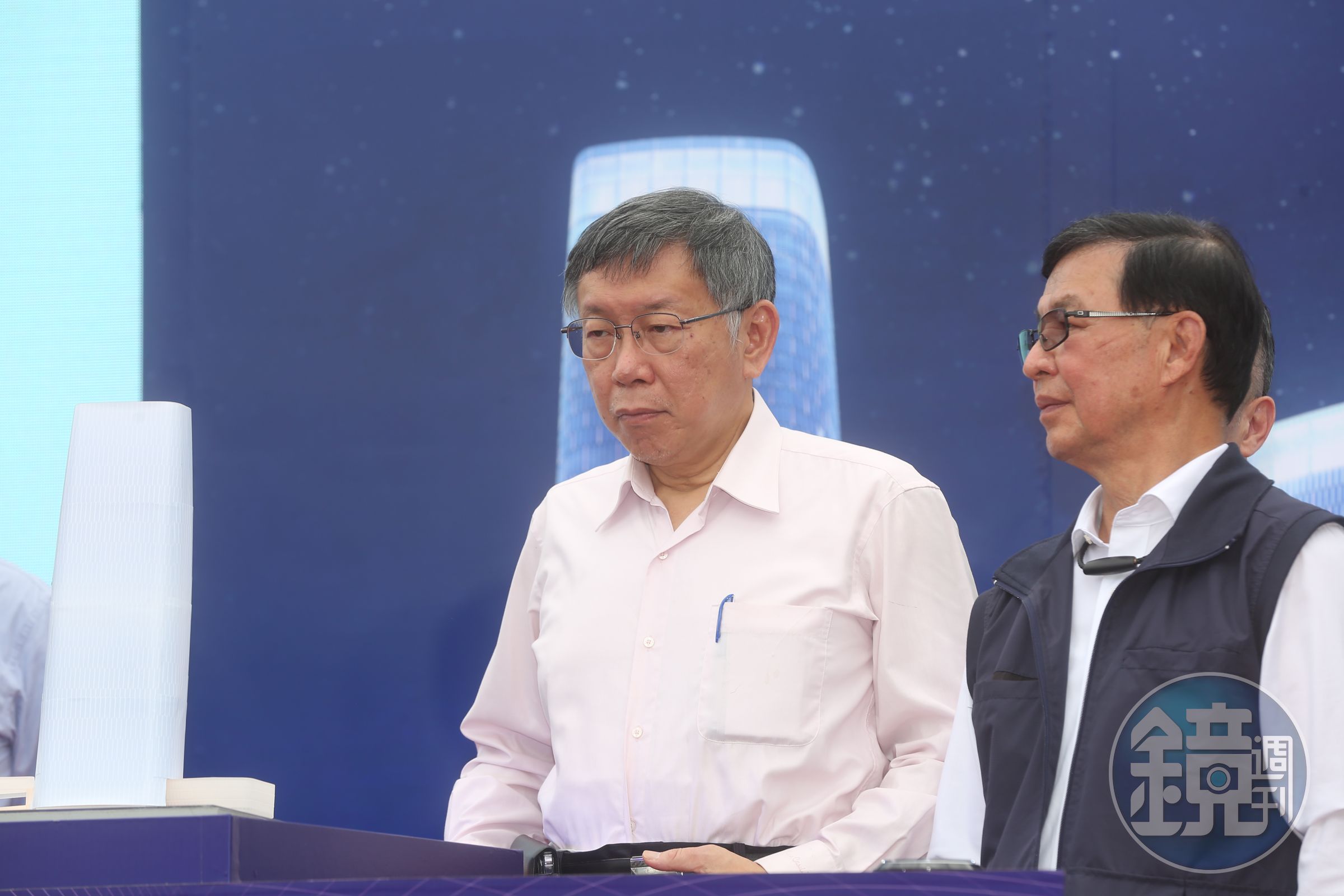 柯文哲（左）傳今早因警察局設置錄影監視器預算案覆議遭否決，氣得取消媒體聯訪。（本刊資料照）