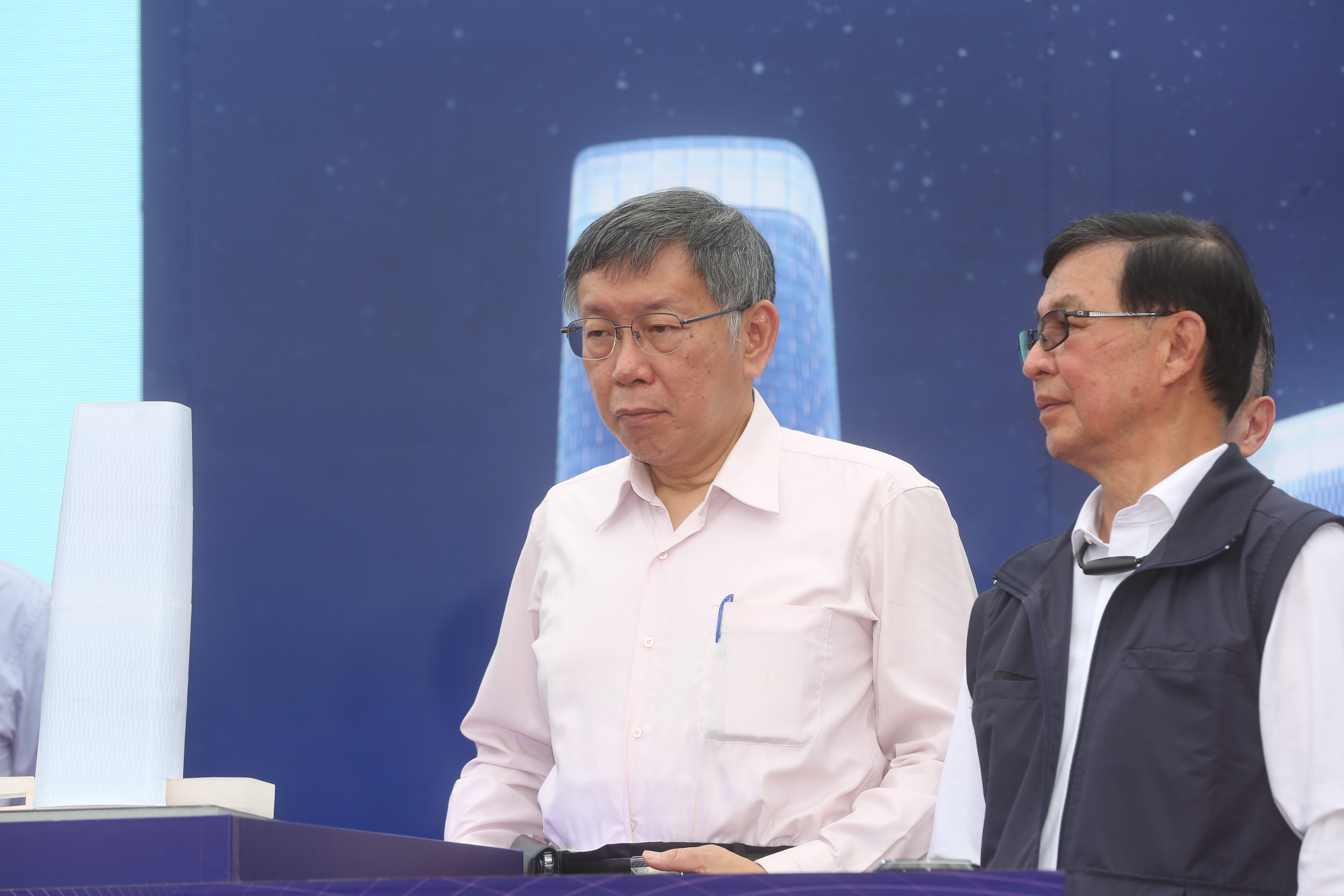 柯文哲（左）傳今早因警察局設置錄影監視器預算案覆議遭否決，氣得取消媒體聯訪。（本刊資料照）