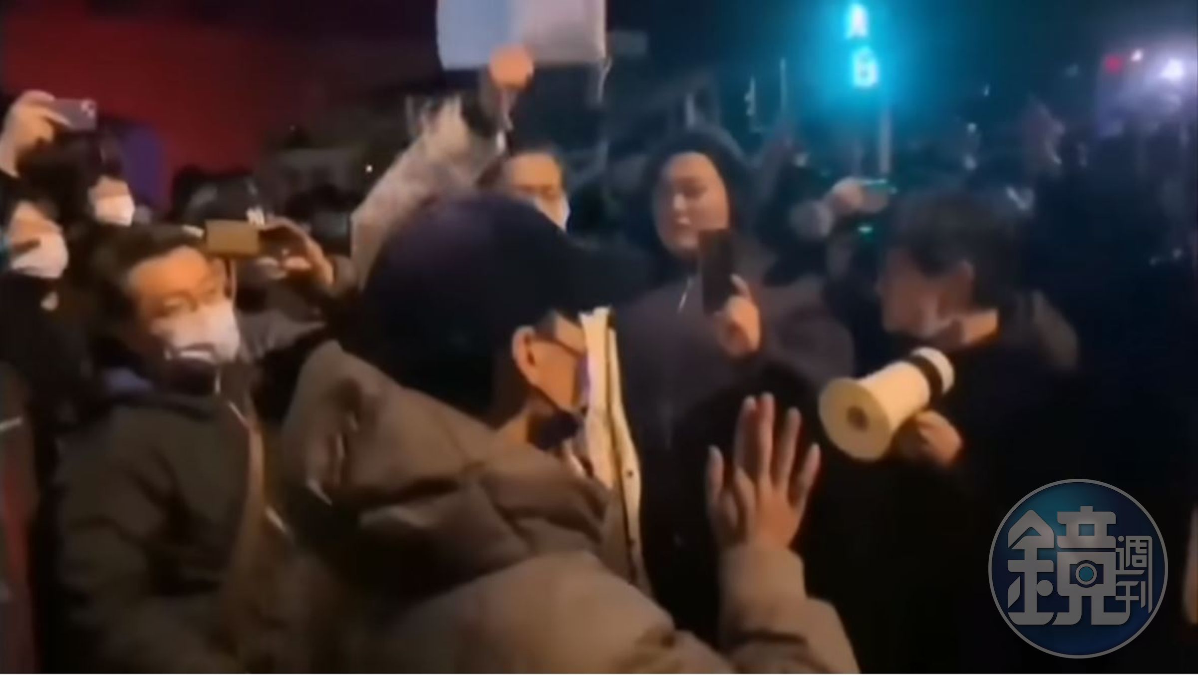 北京亮馬橋有白紙革命的抗議活動，一名黑衣男高喊抗議者中有外國反華勢力滲透，當場被其他人罵走。（擷自Youtube頻道）