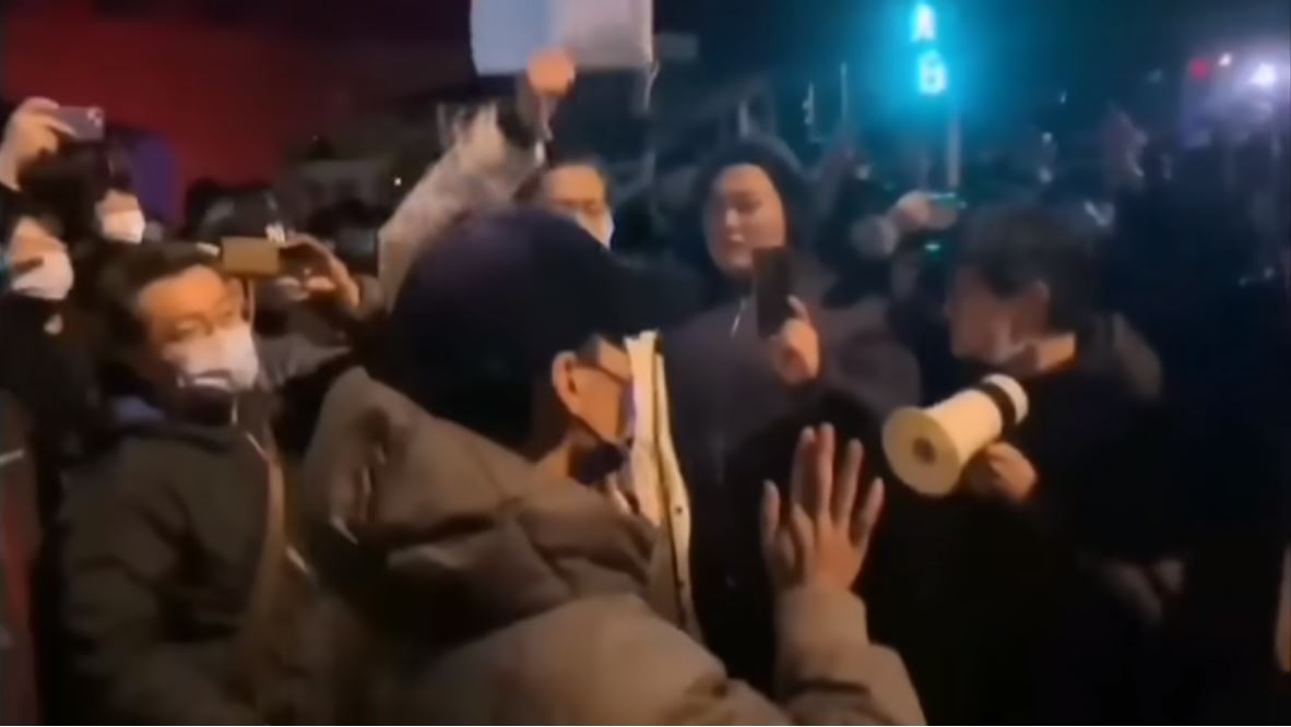 北京亮馬橋有白紙革命的抗議活動，一名黑衣男高喊抗議者中有外國反華勢力滲透，當場被其他人罵走。（擷自Youtube頻道）