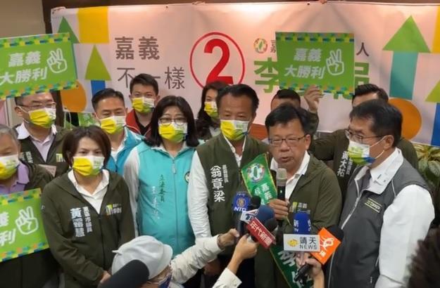嘉義市長重行選舉今（29日）進行號次抽籤，台南市長黃偉哲、嘉義縣長翁章梁陪同李俊俋抽籤。（翻攝自李俊俋臉書直播）