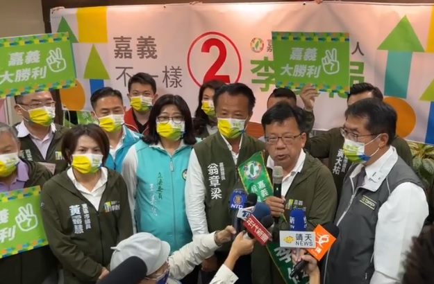 嘉義市長重行選舉今（29日）進行號次抽籤，台南市長黃偉哲、嘉義縣長翁章梁陪同李俊俋抽籤。（翻攝自李俊俋臉書直播）