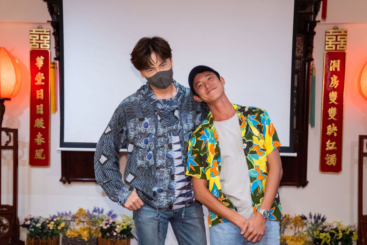 吳慷仁、鄭元暢慶祝殺青。（TVBS提供）
