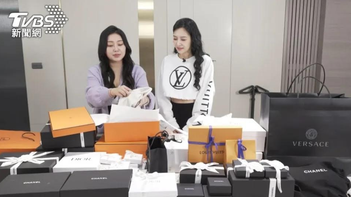 《玩美研究室》主持人王思佳，日前造訪直播主「天后闆妹」位在台中的百坪豪宅。（TVBS提供）