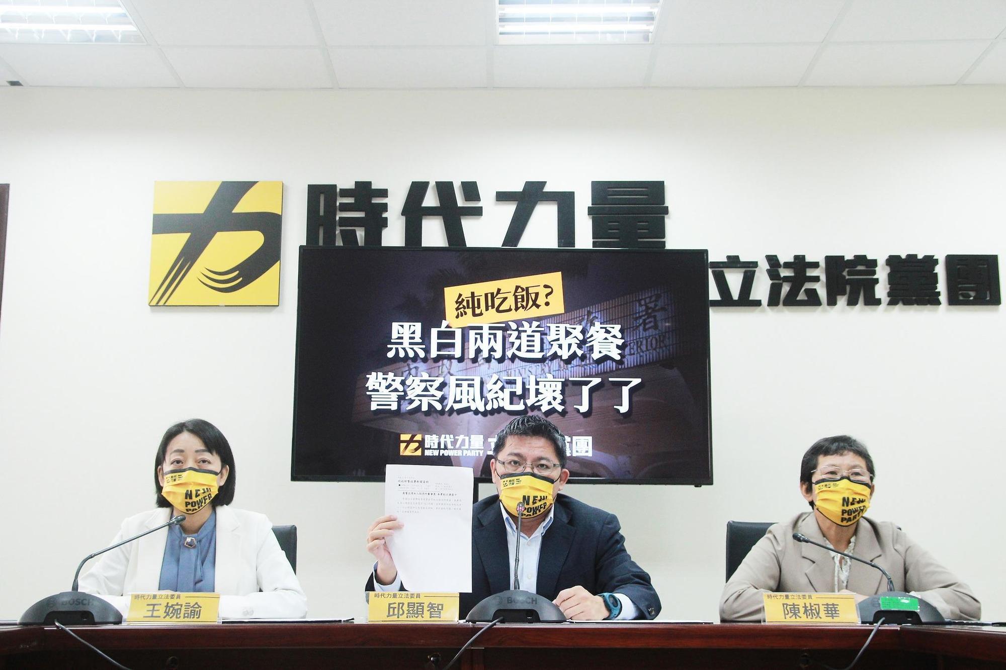 時力黨團立委王婉諭(左起)、邱顯智、陳椒華今一同召開記者會,被問到選後請辭問題時,陳椒華的慰留當場被拒,引發議論。(翻攝自時代力量立法院黨團臉書)
