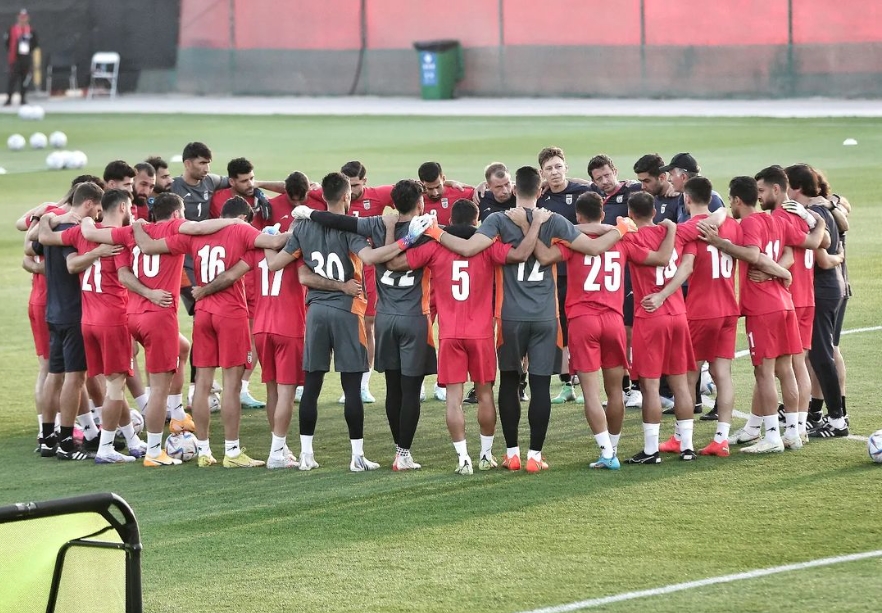 伊朗國家隊近日遭爆因未在世界盃比賽中唱國歌被威脅，當局更派出百名臨演充當觀眾。（翻攝自Carlos Queiroz IG）