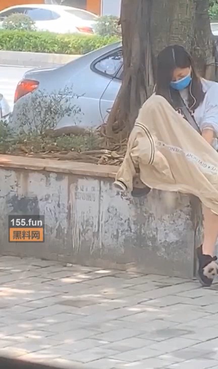 妹子直接在路邊做情色直播。(翻自《黑料不打烊》)