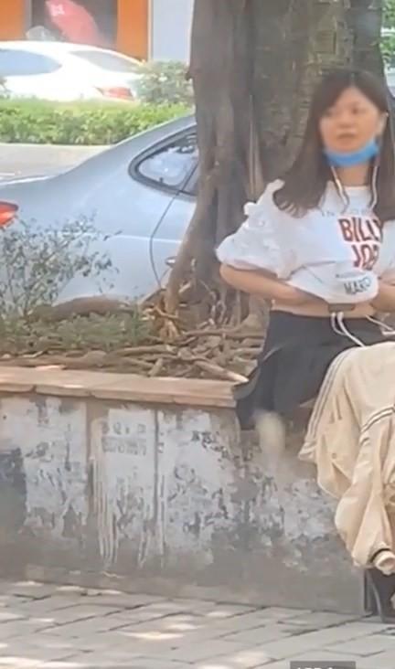 妹子口罩一脫，讓人驚呆了。（翻自《黑料不打烊》）