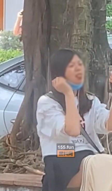 妹子當街做出不少猥褻動作。（翻自《黑料不打烊》）