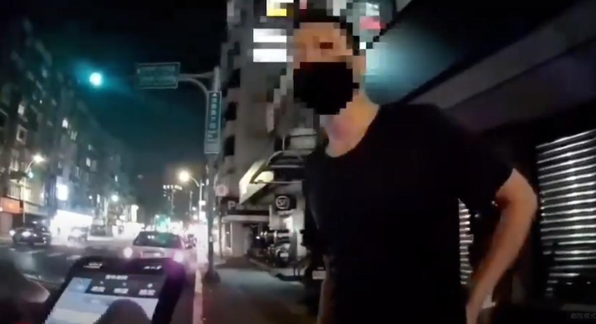 逃亡13年的謝姓男子因違規過馬路而落網。(翻攝畫面)
