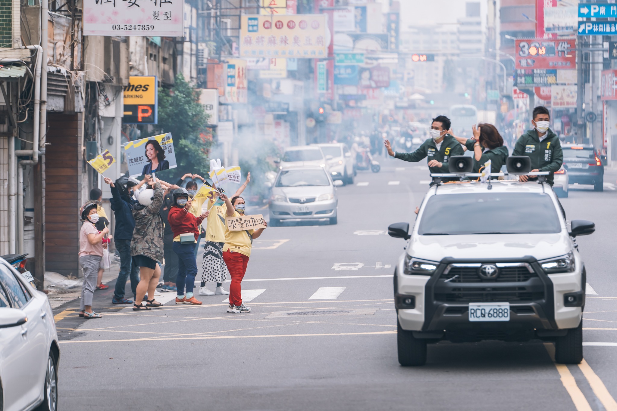 沈慧虹敗選後開始掃街謝票，不少支持者舉牌子力挺。（翻攝自沈慧虹臉書）