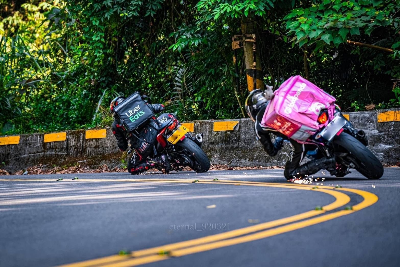 有網友分享兩名穿著賽車手服的外送員在山路壓車過彎照片，引起網友熱議。（翻攝臉書社團「外送員的奇聞怪事」）