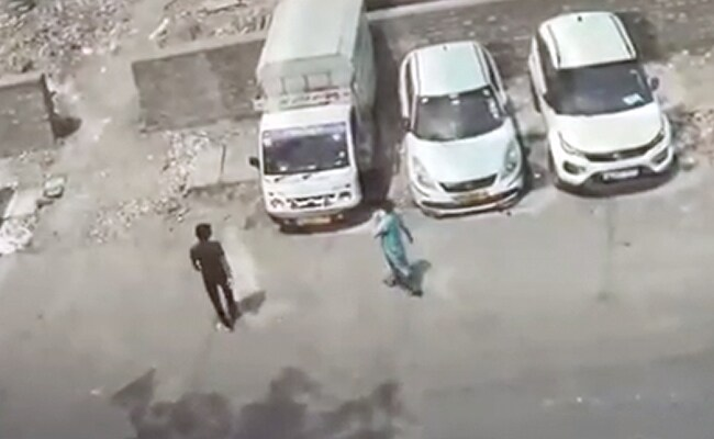 婦人朴南聯手兒子狄帕克謀殺第二任丈夫,被監視器拍下在偏僻處尋找可棄屍的地方。(翻攝推特@ndtv)