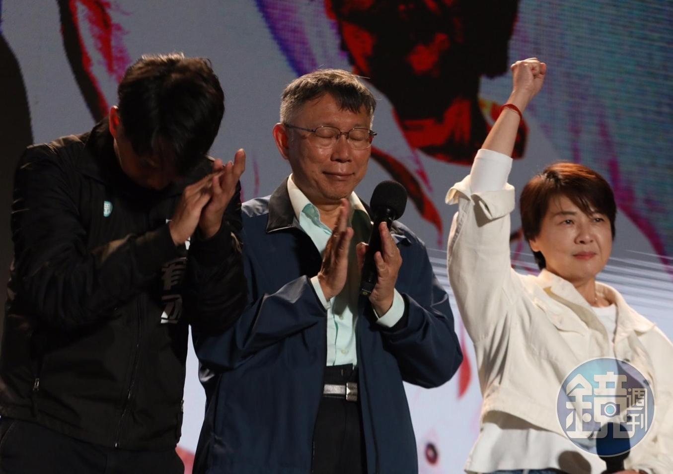 台北市長柯文哲12月25日即將卸任,後續將先回到原先任職的台大醫院來報到。圖為開票之夜。