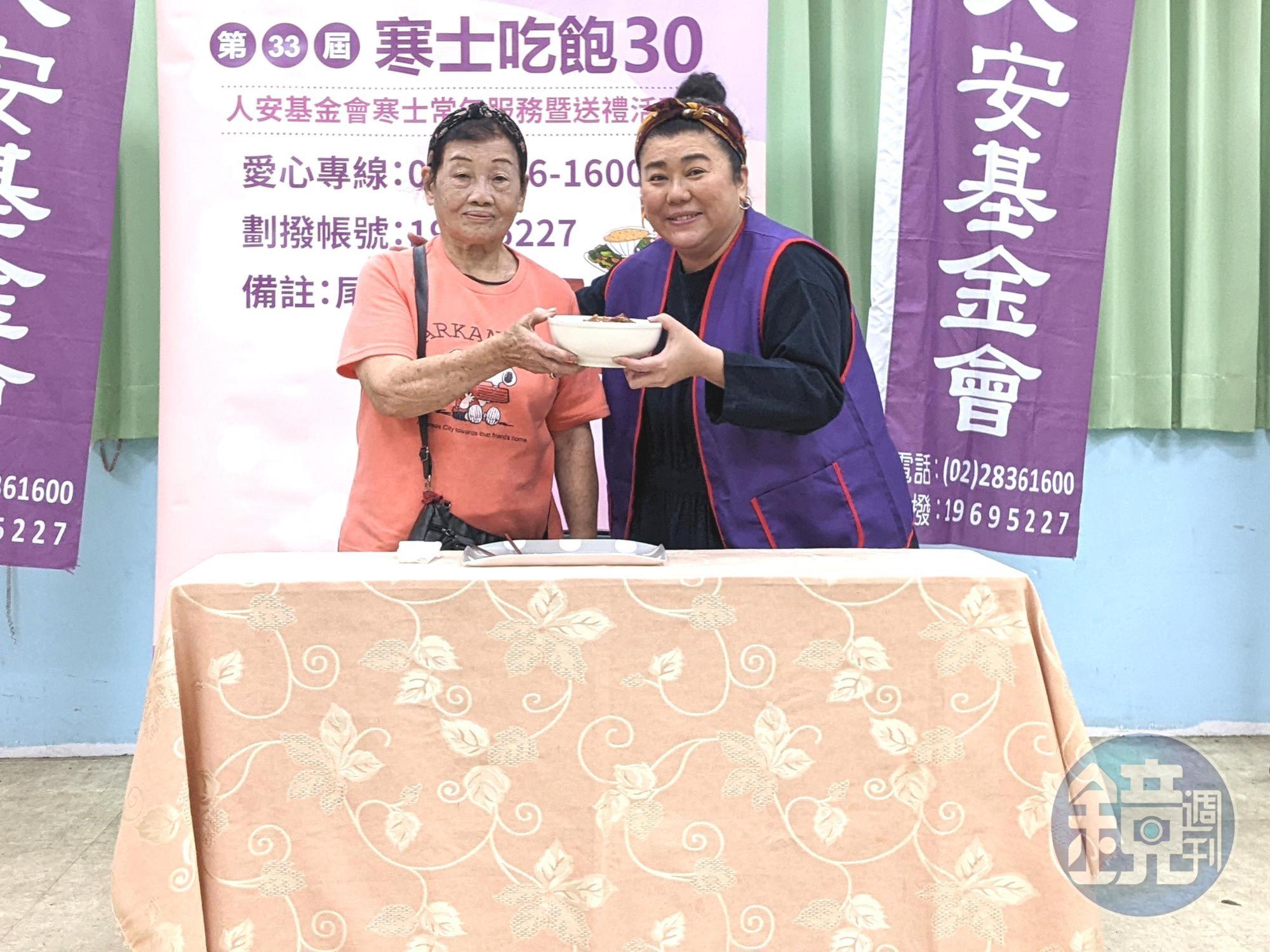 林美秀將豬腳麵線送給85歲的林奶奶享用,祝福她身體健康也希望能讓她脫離目前的困境。