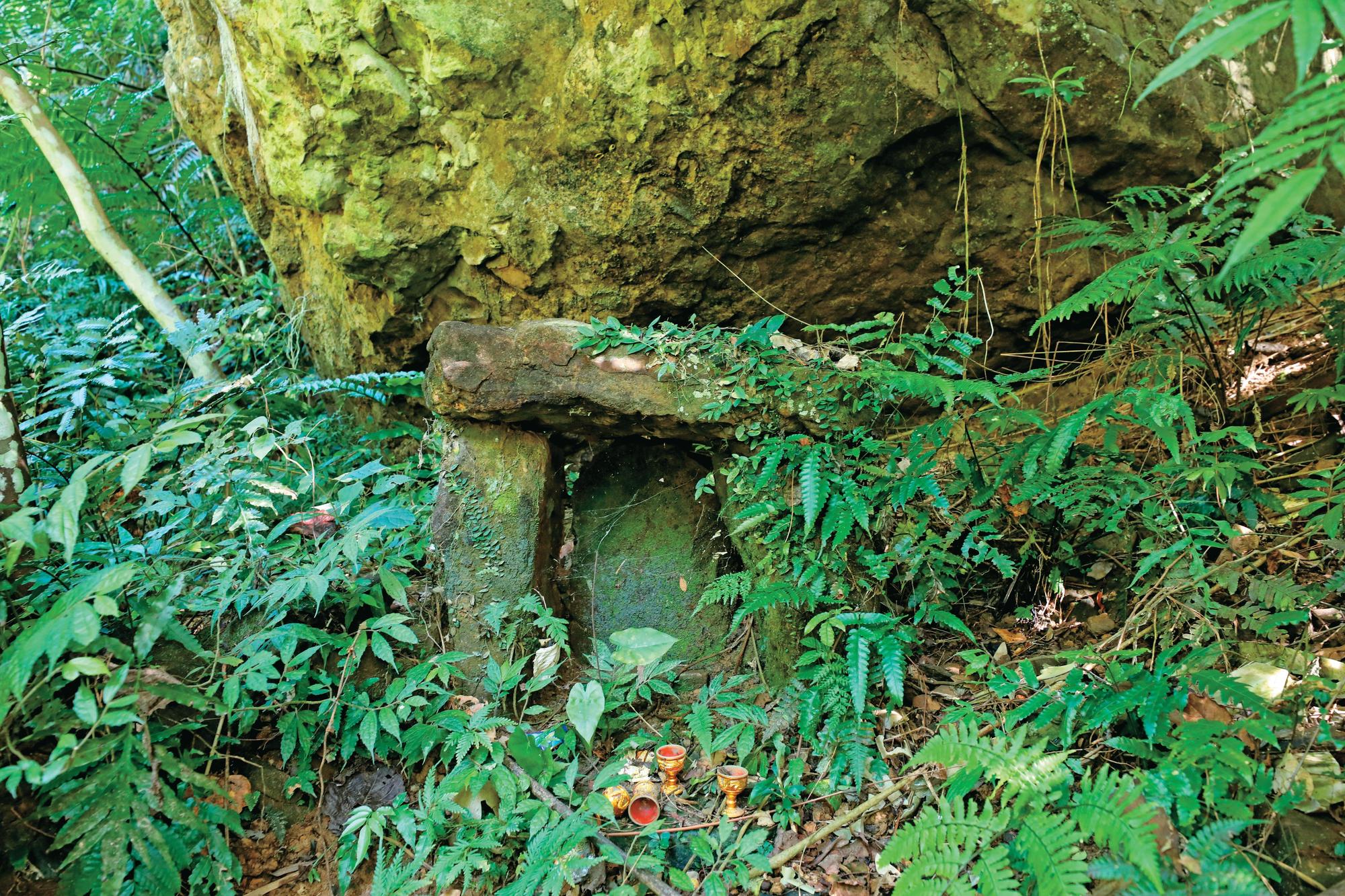 3塊石板砌成的山神廟，過路人在此祈求一路平安。