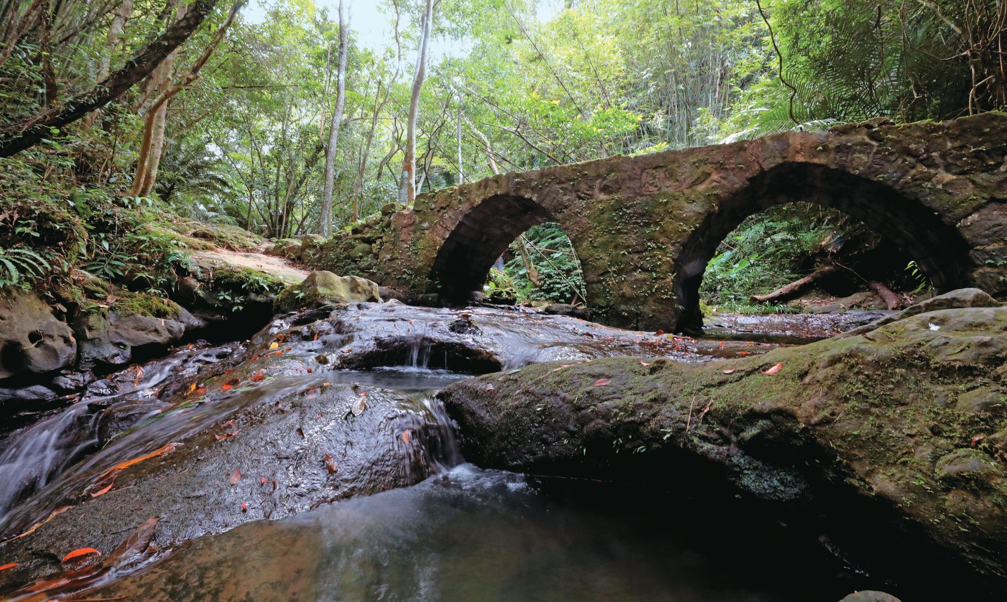 東興橋以糯米漿、紅糖加石灰接砌石材建成，溪川旁有不少因早期溪水勢大形成的壺穴。