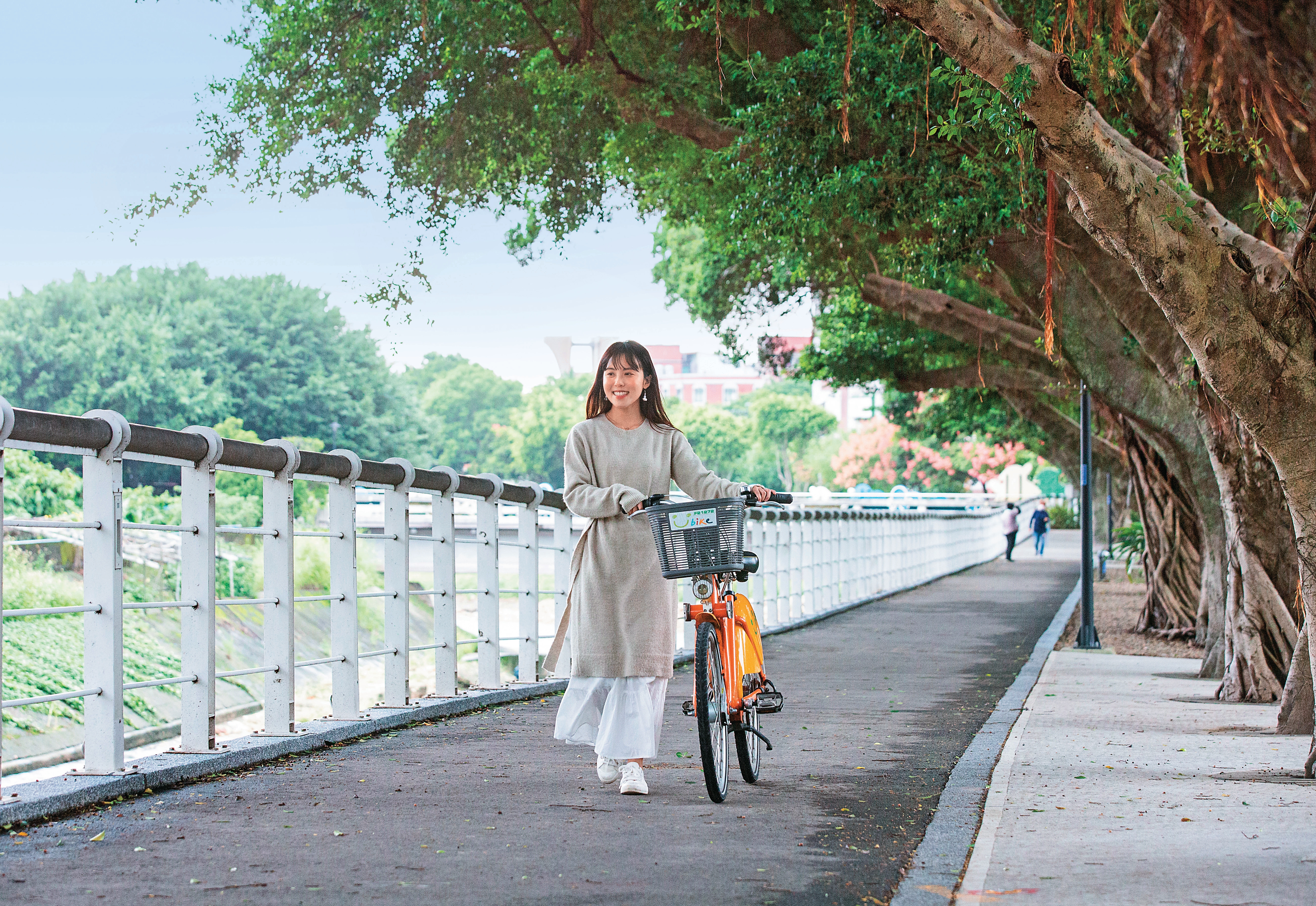 沿南崁溪自行車道緩緩騎行，沐浴在極富療癒的大自然裡。