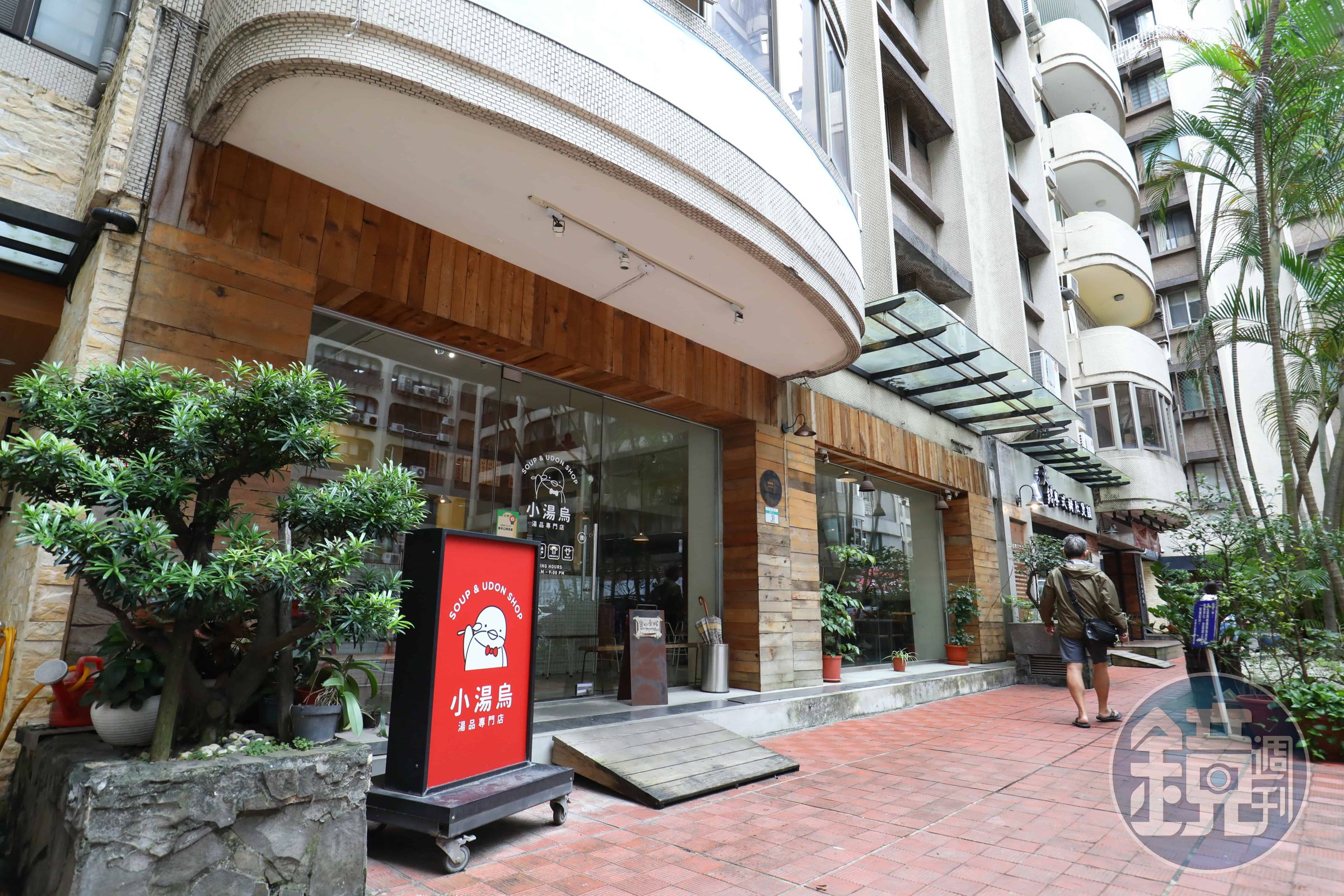 位於台北大安區的「小湯烏」位置低調，隱身於住宅大廈一樓。