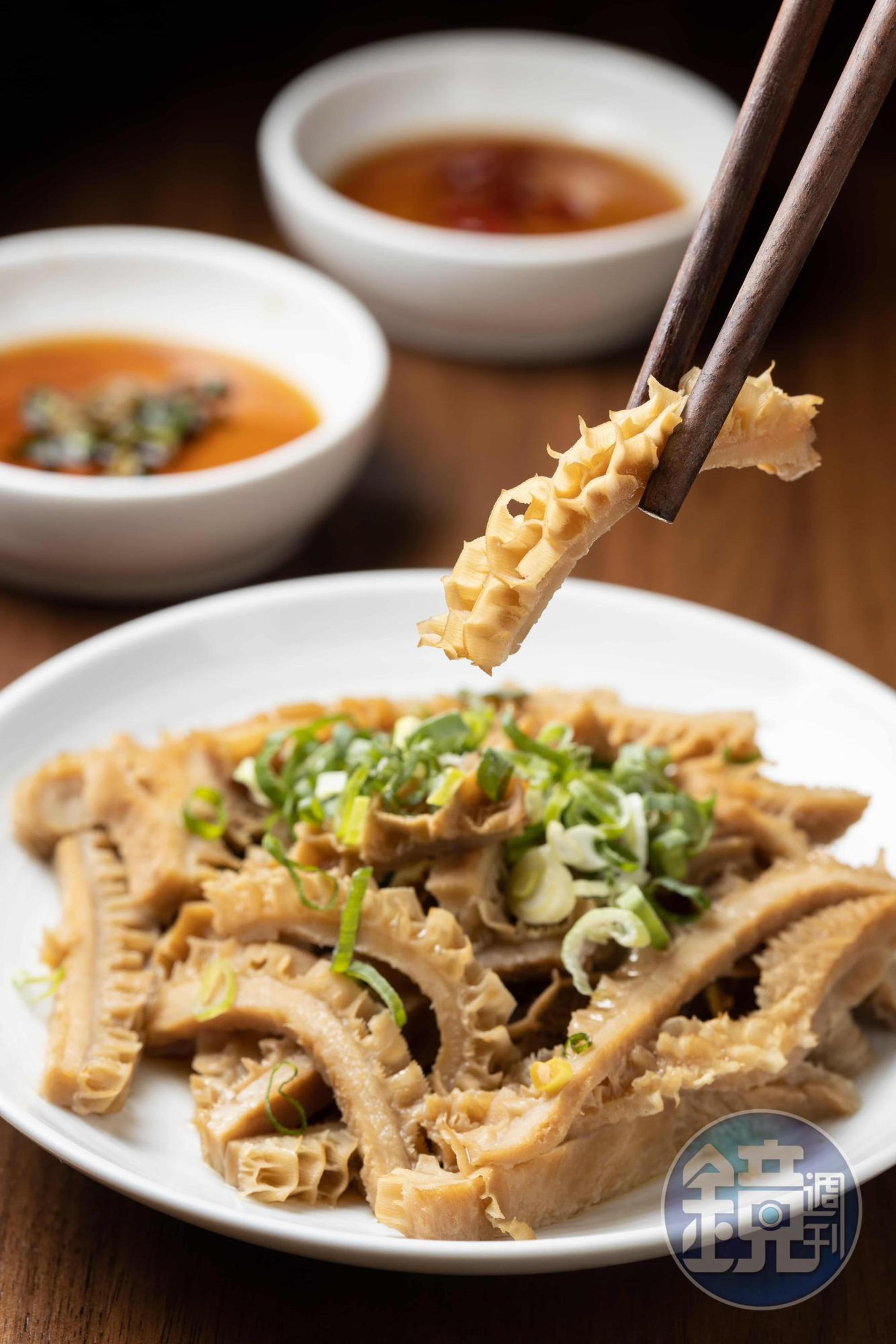 「豆油滷牛肚」配台灣小農自釀辣醬就成了超強開胃小菜。(90元/份)