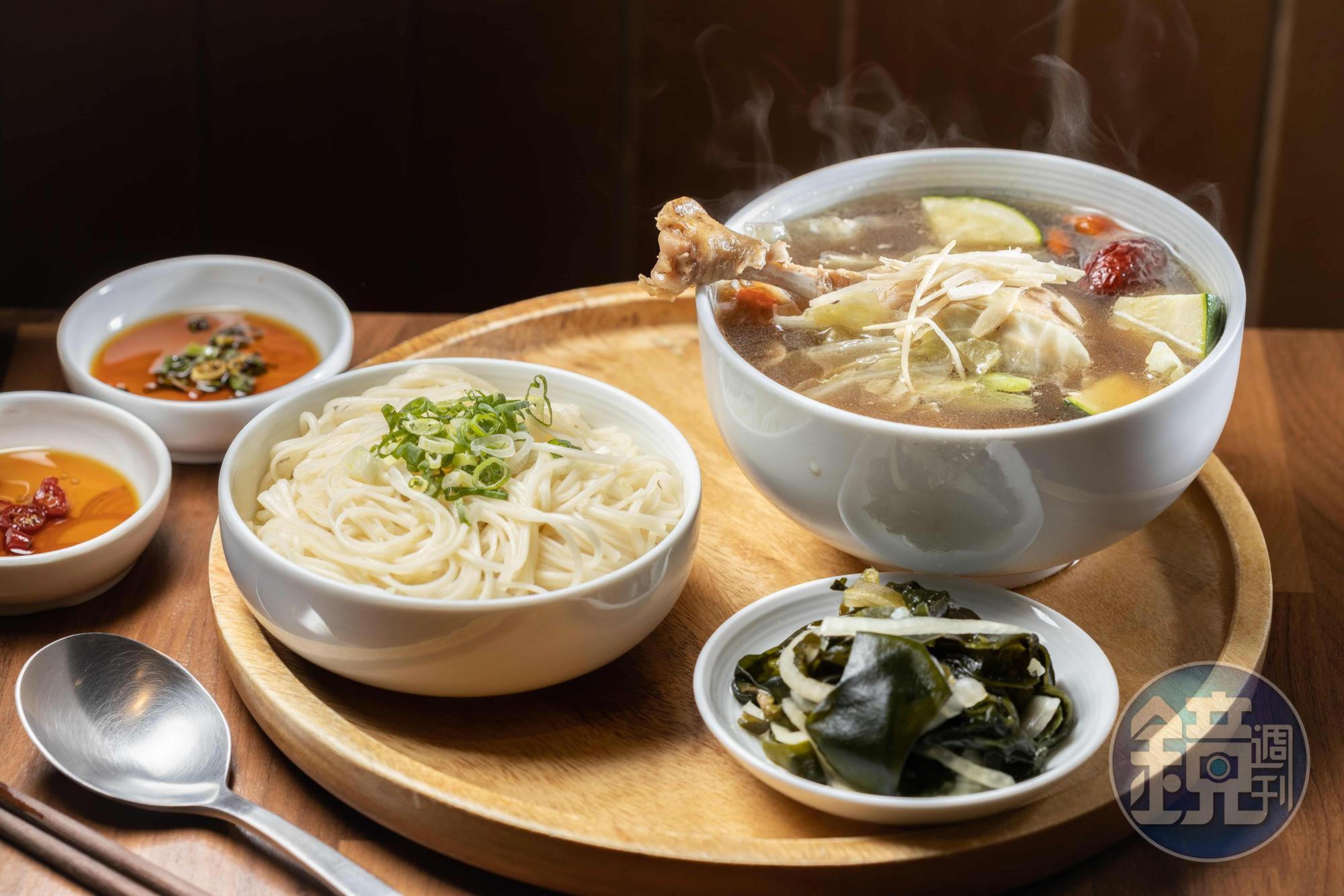 符合現代人口味的「當歸鴨棒棒」(前,190元/份,附白飯、小菜)風味上吃補不吃苦;「苦茶油麵線」(左,50元/份)令人一口接一口。