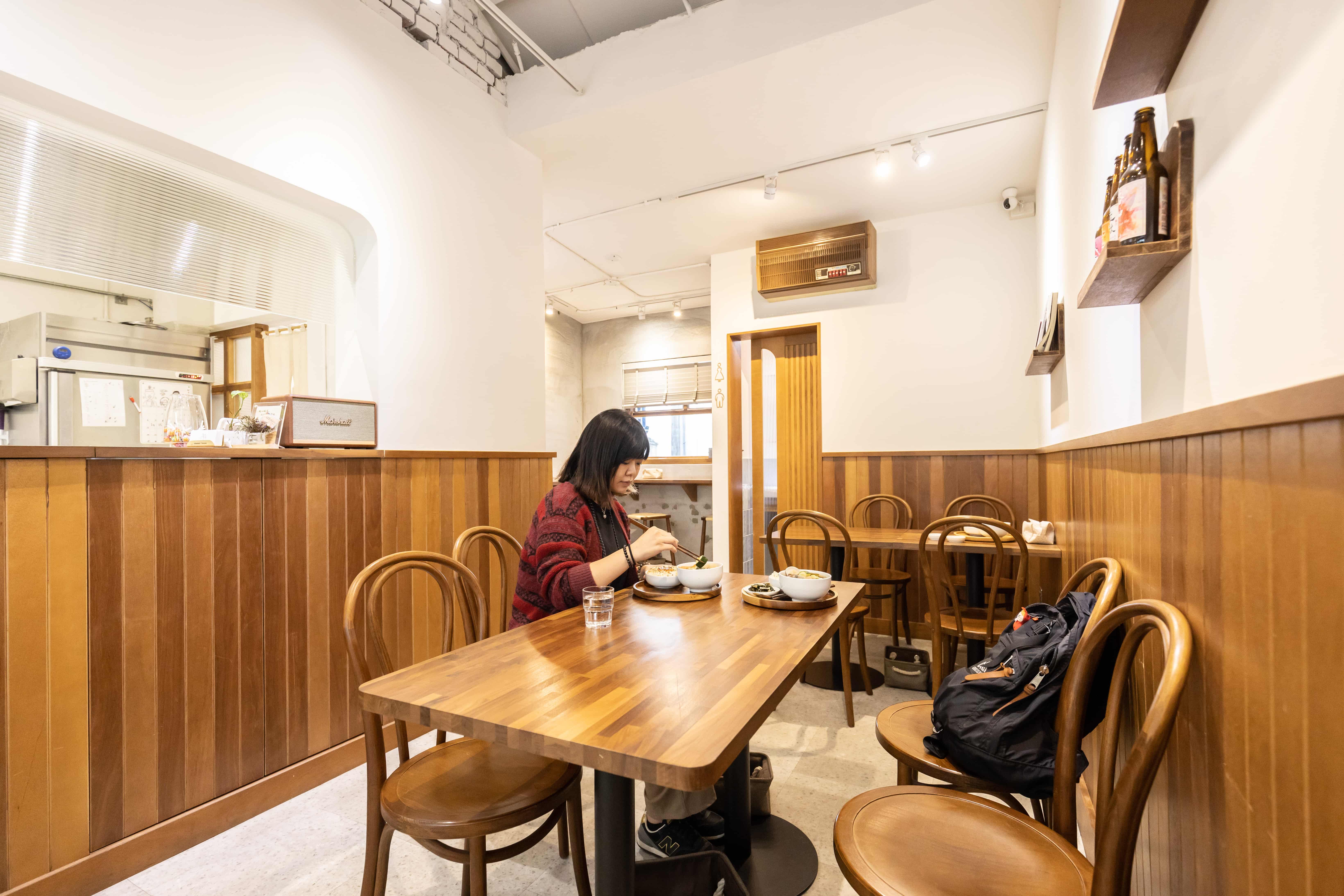 即便店內座位數不多，溫調的空間卻能讓人有回家的感覺。
