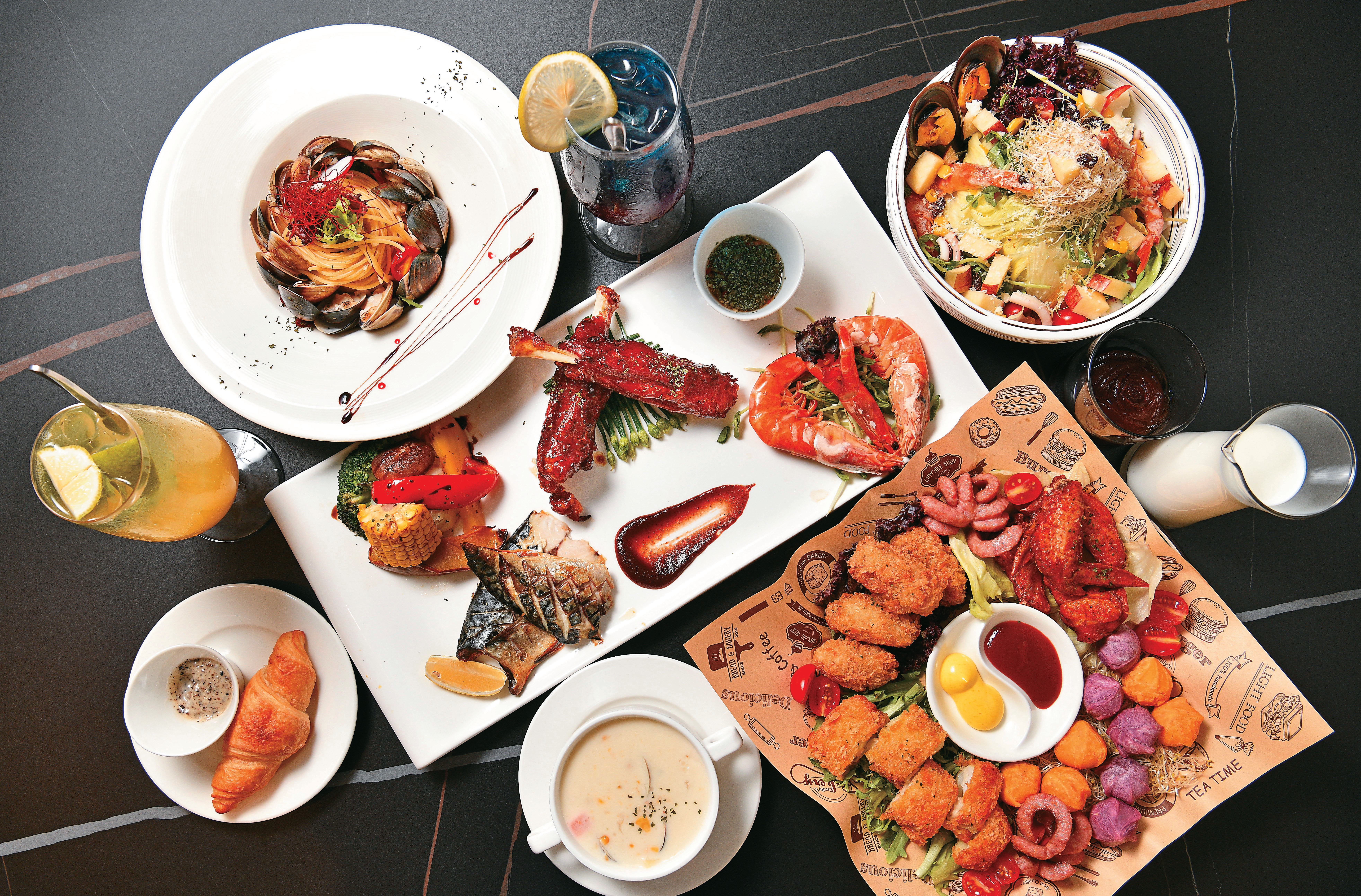 隱花園景觀咖啡餐廳選擇排餐搭配套餐,能享有可口的麵包、濃湯,以及澎湃的「海陸拼盤炸物」。