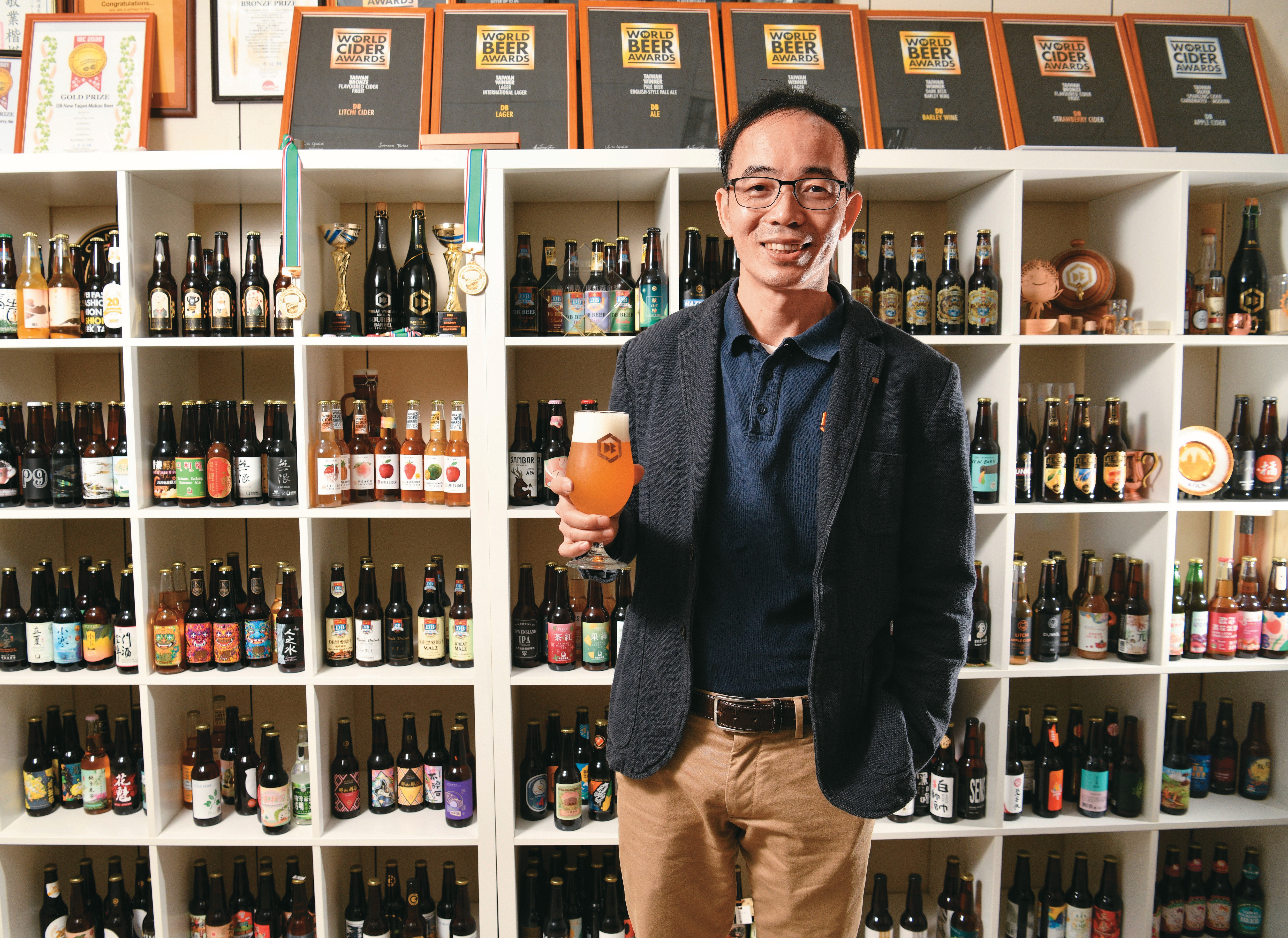 鄧心承就像是精釀魔術師，找出各種物產適合融入啤酒的調性，釀造獨特的酒香。