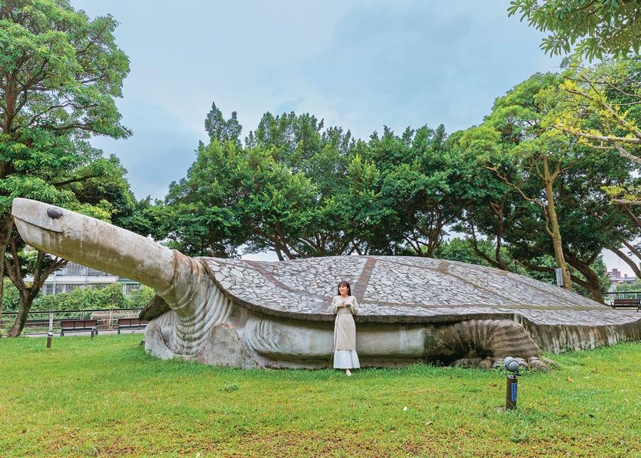 公園興建之初甫坐鎮其中的巨龜,低調而威武。
