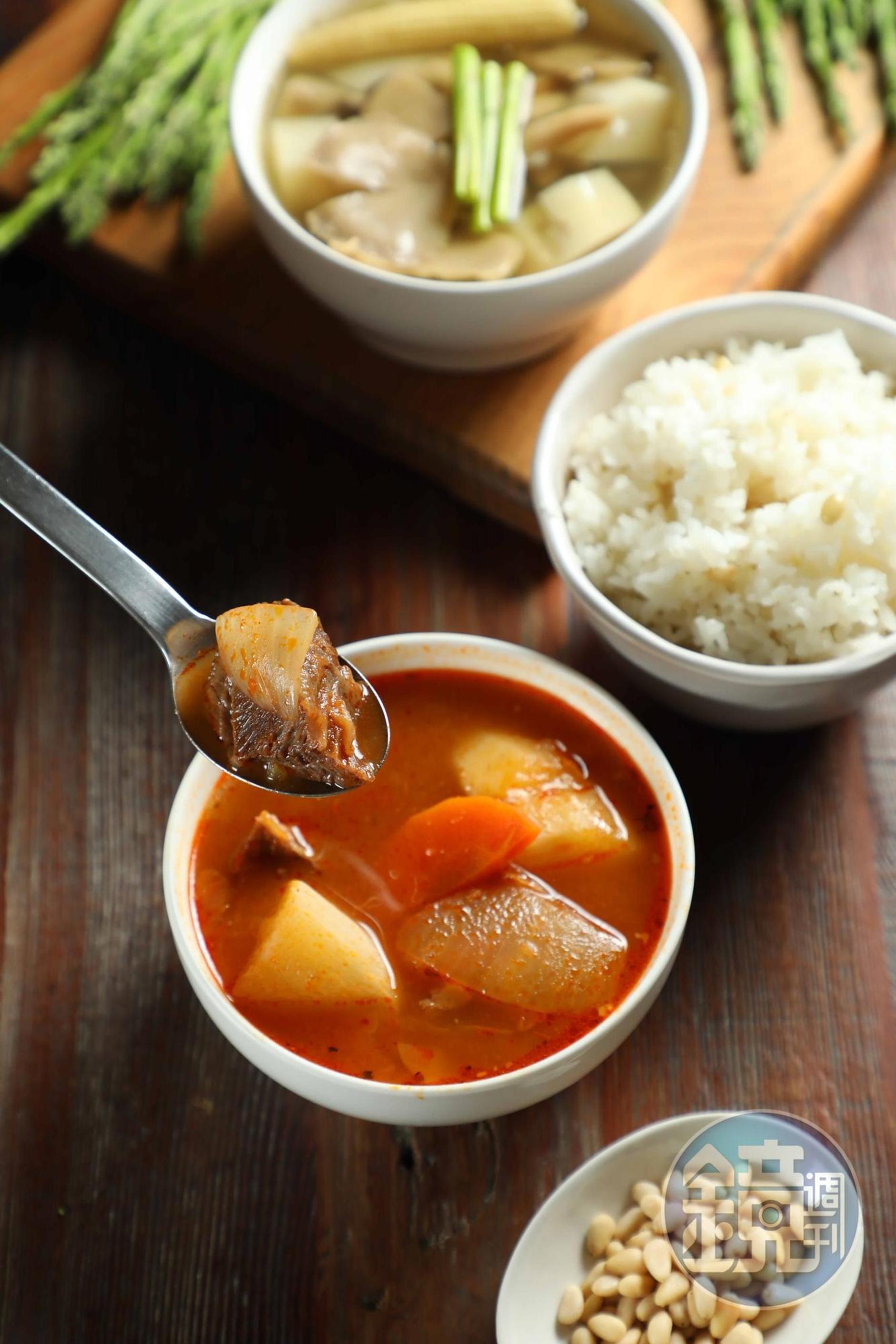 「羅宋牛肉湯」（前，190元／份）帶著番茄酸香，開胃又下飯；「好菇竹筍豬軟骨燉湯」（後，150元／份）風味絕佳。