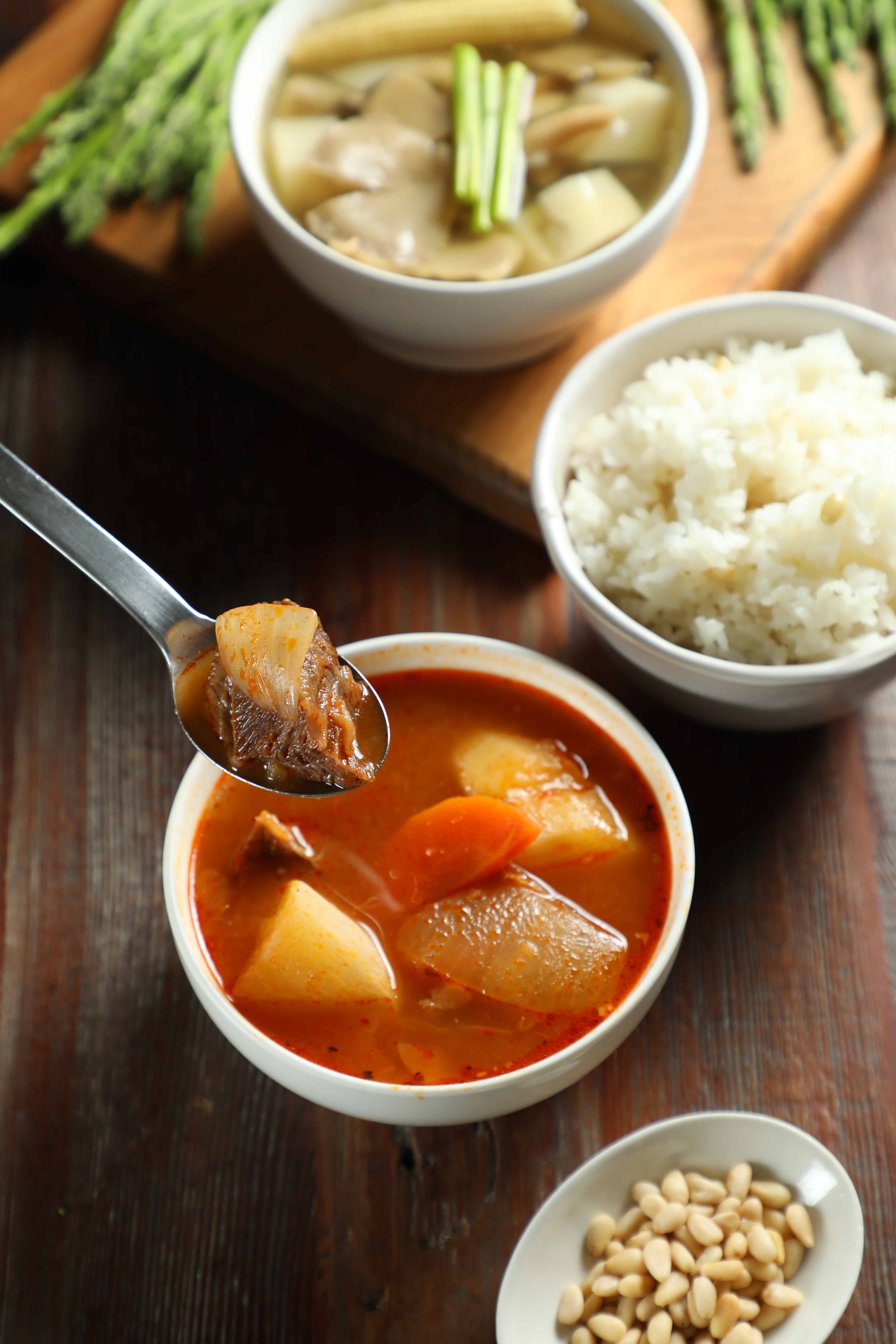 「羅宋牛肉湯」（前，190元／份）帶著番茄酸香，開胃又下飯；「好菇竹筍豬軟骨燉湯」（後，150元／份）風味絕佳。