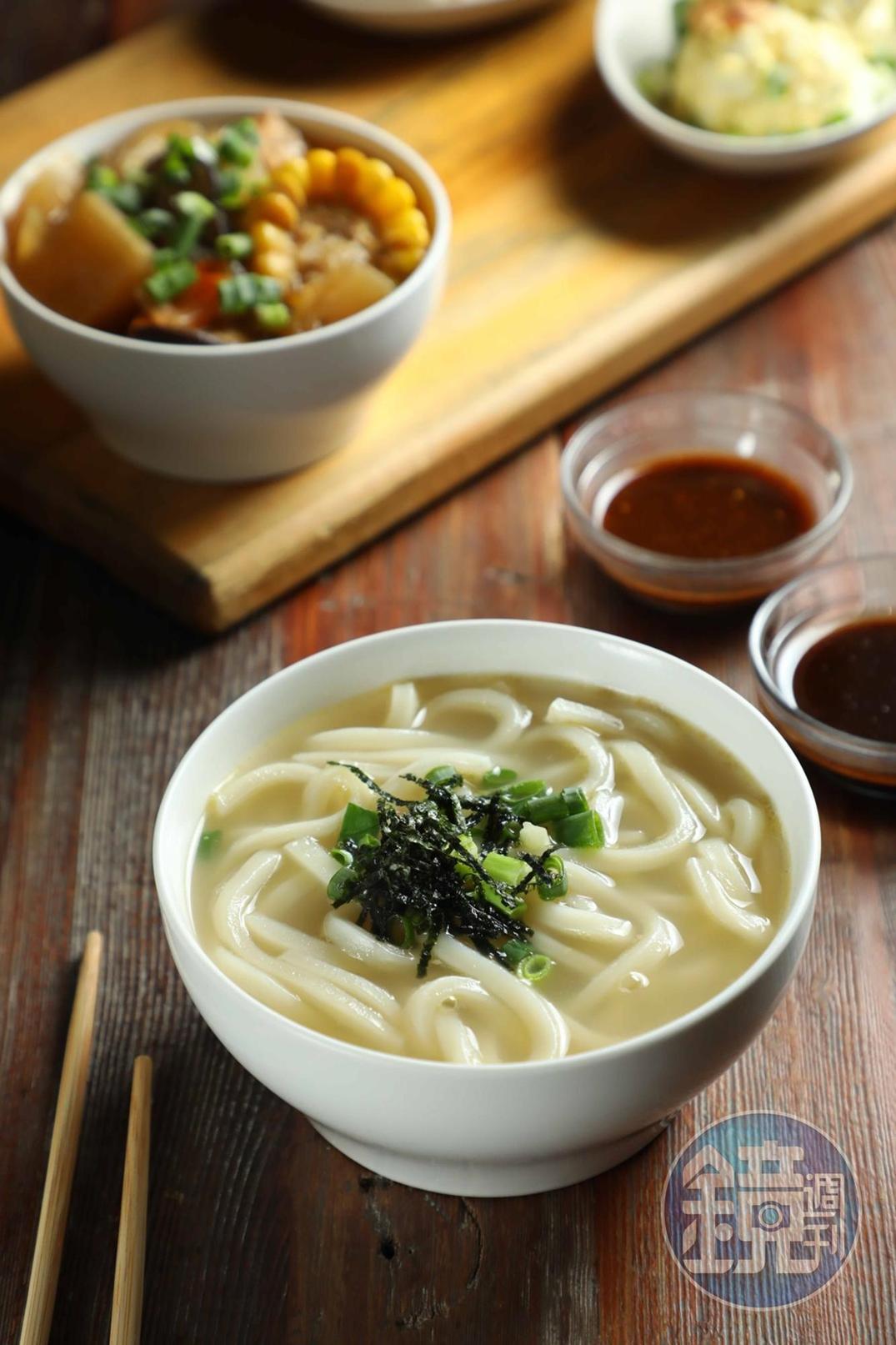 「蔥雞湯 湯烏龍麵」（前）與「醬汁牛肉野菜燉湯」（後），風味相異也能湊作堆。（270元／套餐，皆可單點）