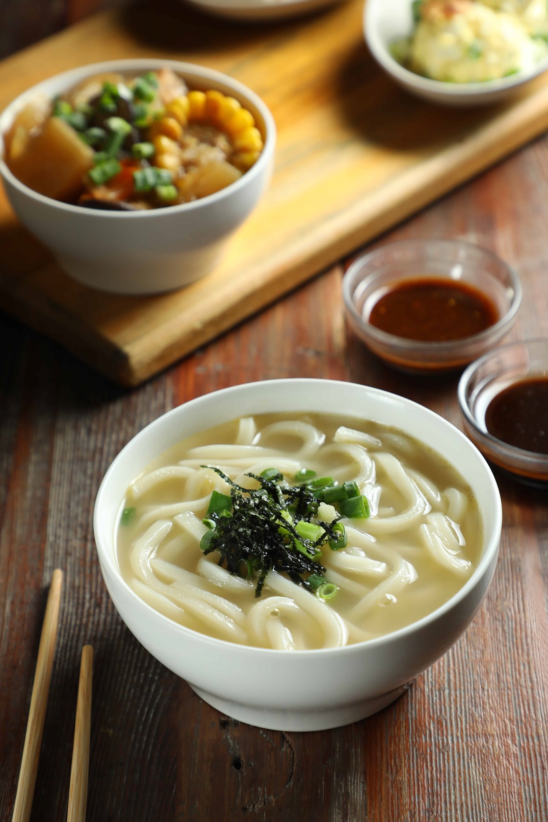 「蔥雞湯 湯烏龍麵」（前）與「醬汁牛肉野菜燉湯」（後），風味相異也能湊作堆。（270元／套餐，皆可單點）